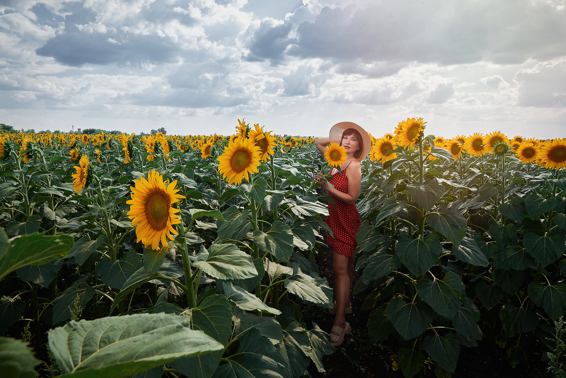 девушка с красивой фигурой на поле