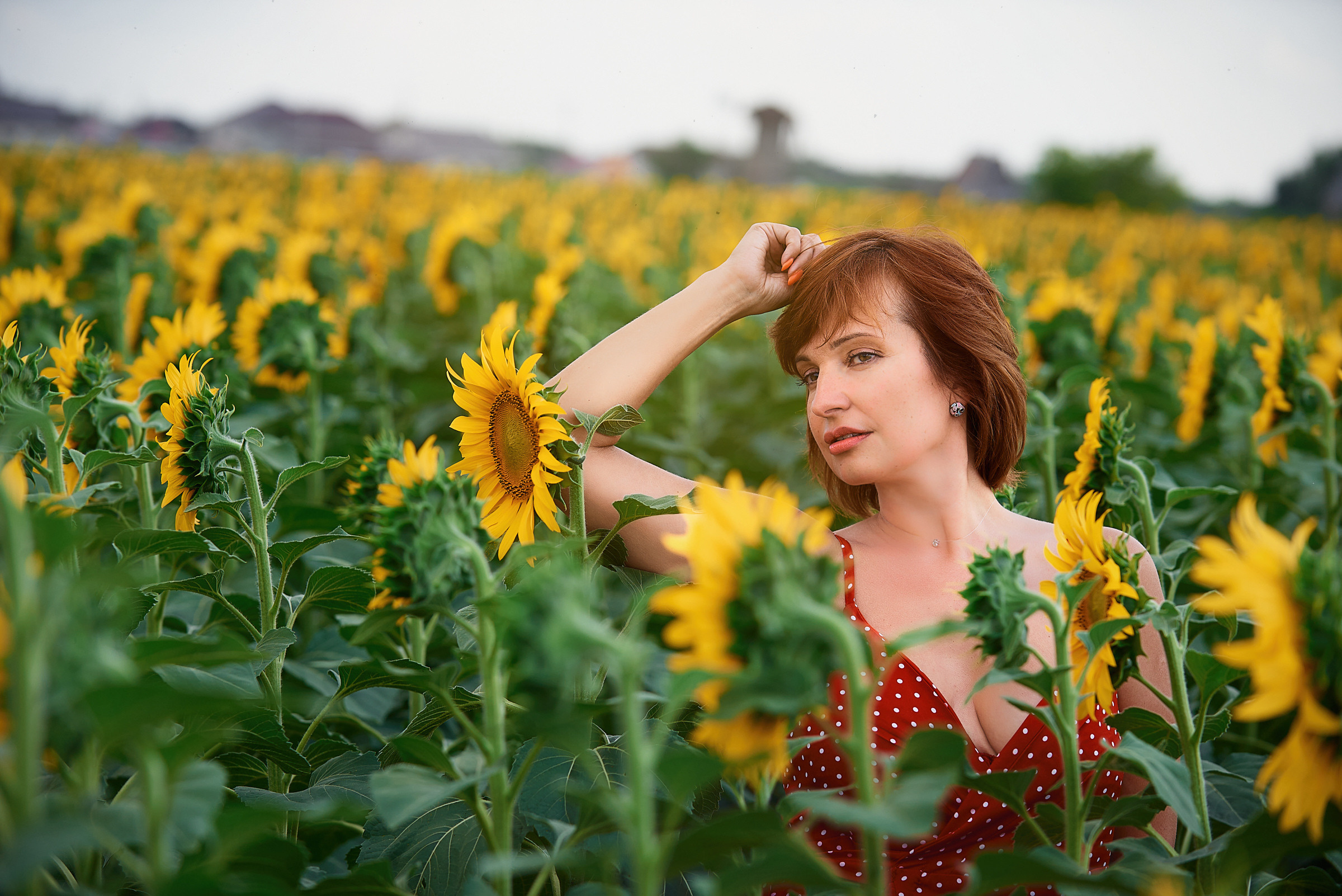 взрослая рыжая девушка с жёлтыми цветами
