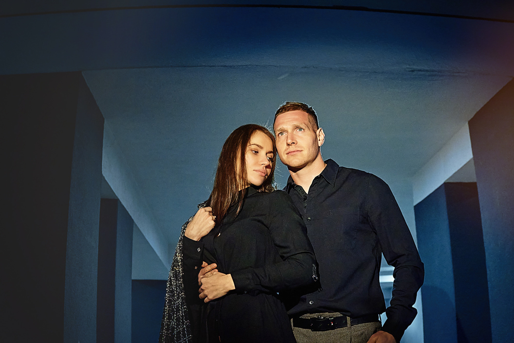 Городское лавстори вечером под фонарями