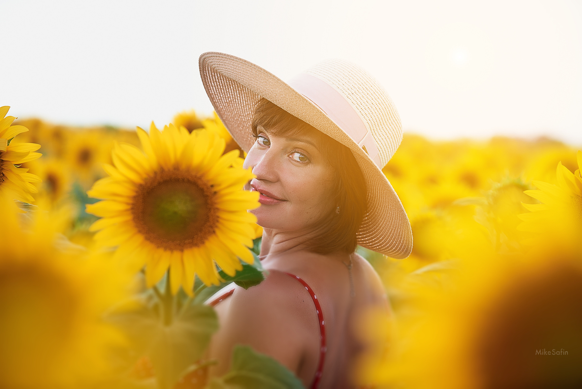 обернулась с подсолнухом в руках