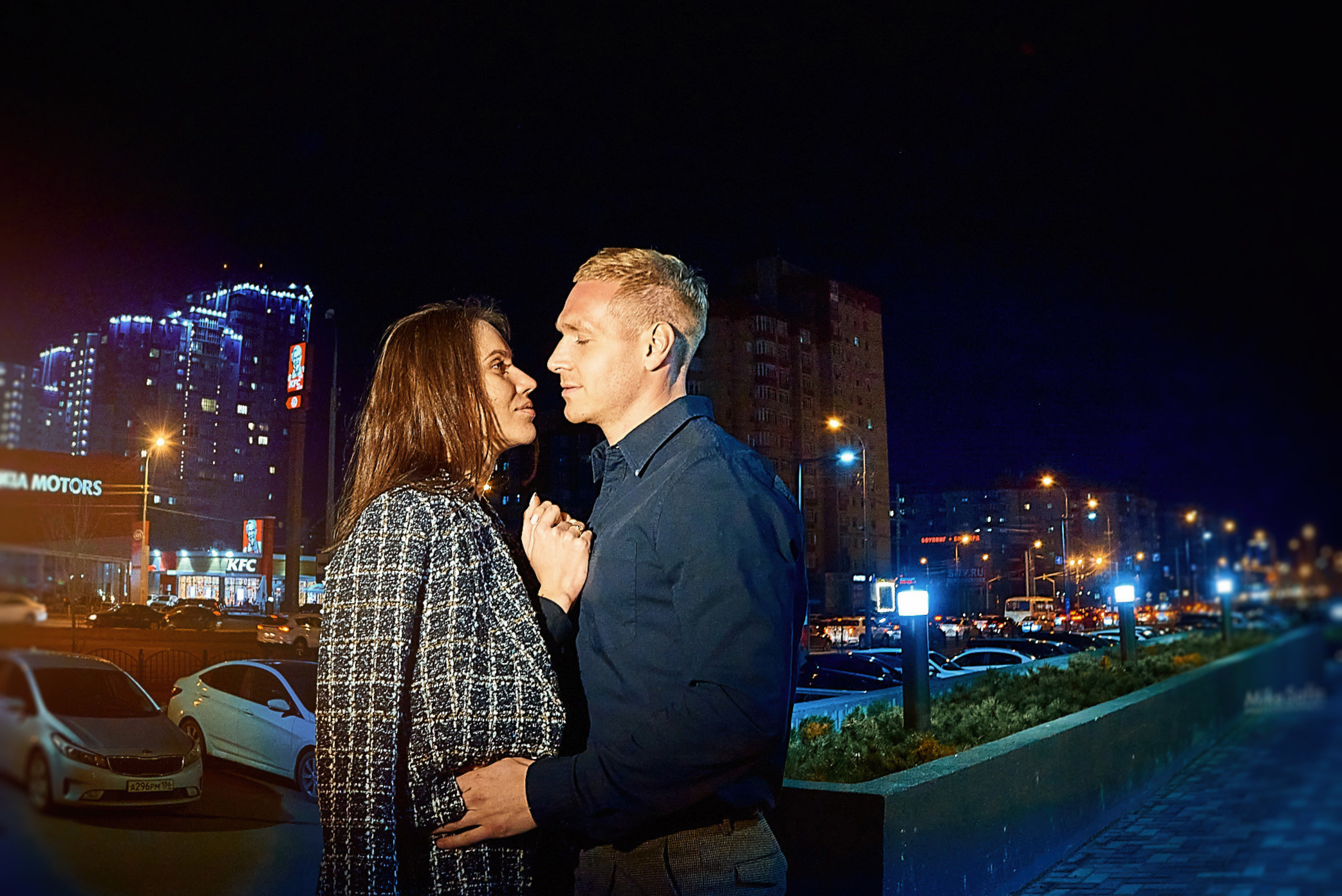 Городское лавстори вечером под фонарями