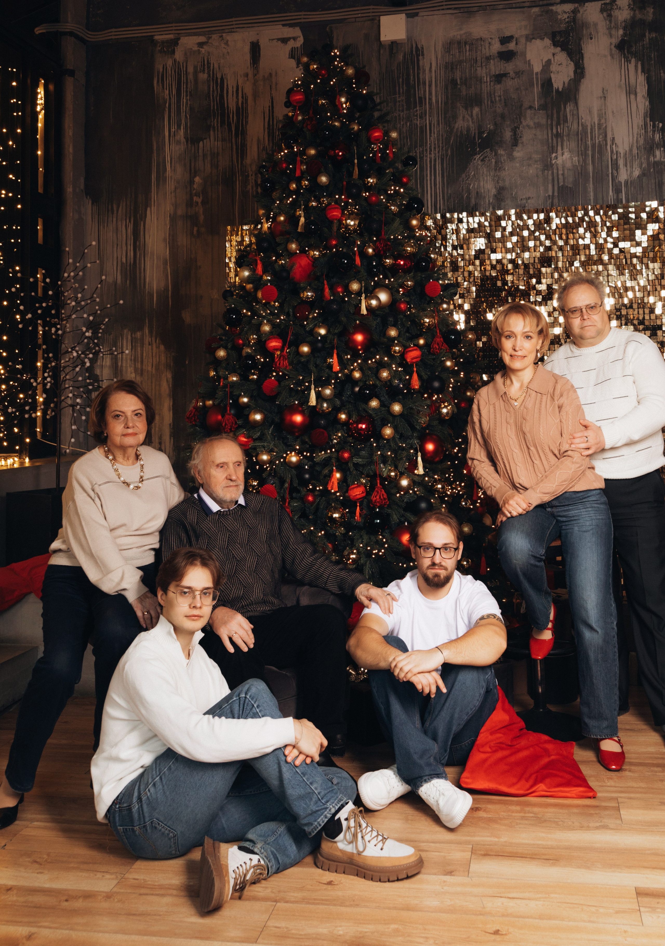 Классическая новогодняя фотосессия большой семьи  в студии у елки