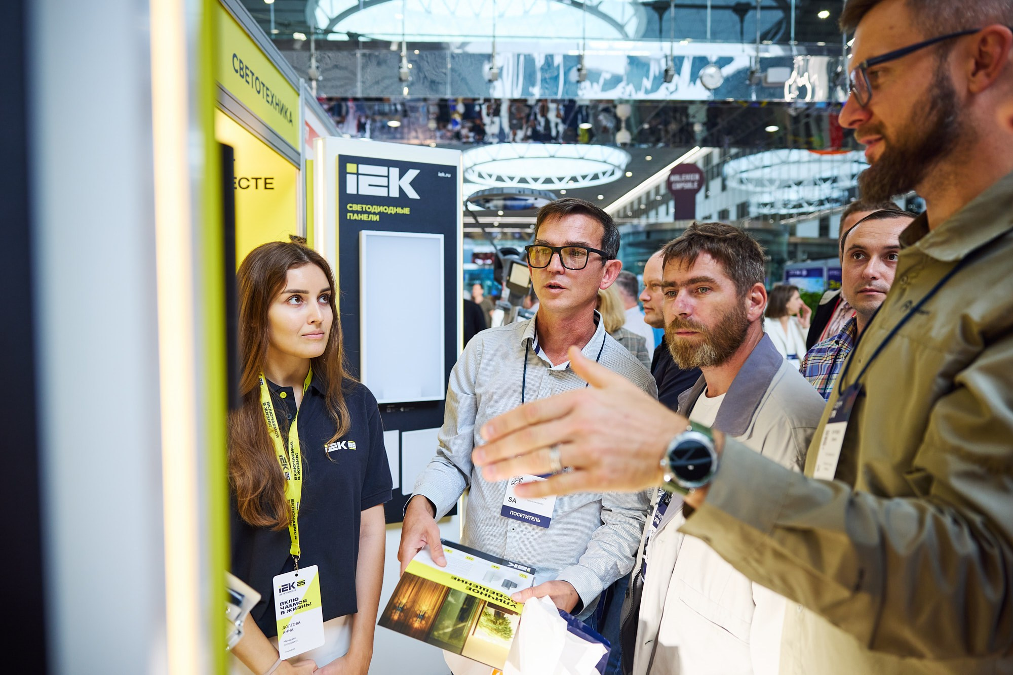 Фотограф на выставке IEK — репортажная съёмка корпоративного стенда в Москве. Репортажный фотограф в Москве — Дмитрий Тарасов | Съёмка мероприятий, концертов, корпоративов