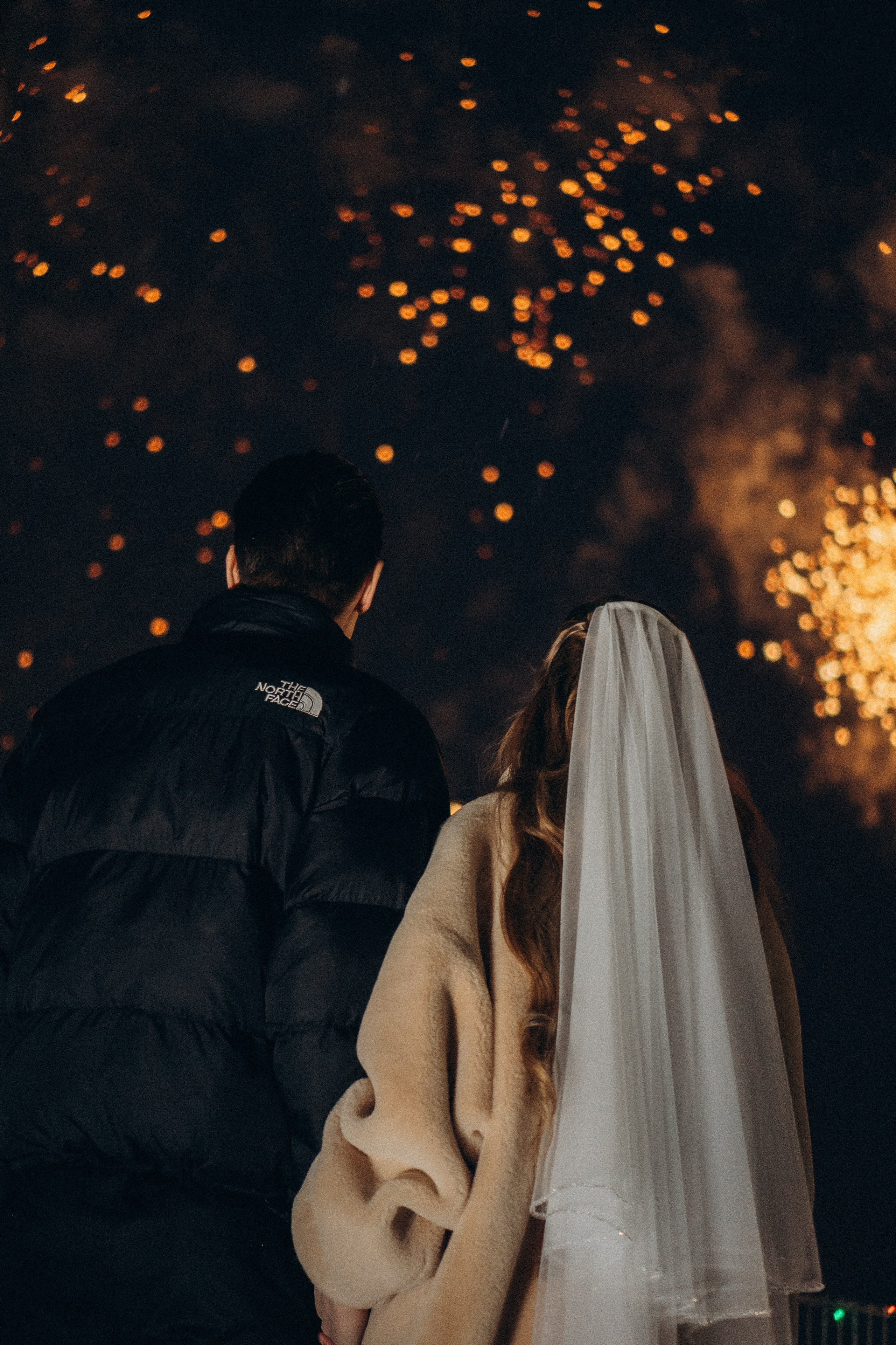 САЛЮТ НА СВАДЕБНОЙ ЦЕРЕМОНИИ (СНЯТО В СИБИРЕ В НИЖНЕВАРТОВСКЕ). Профессиональный фотограф, Санкт-Петербург — Виктория Богомолова