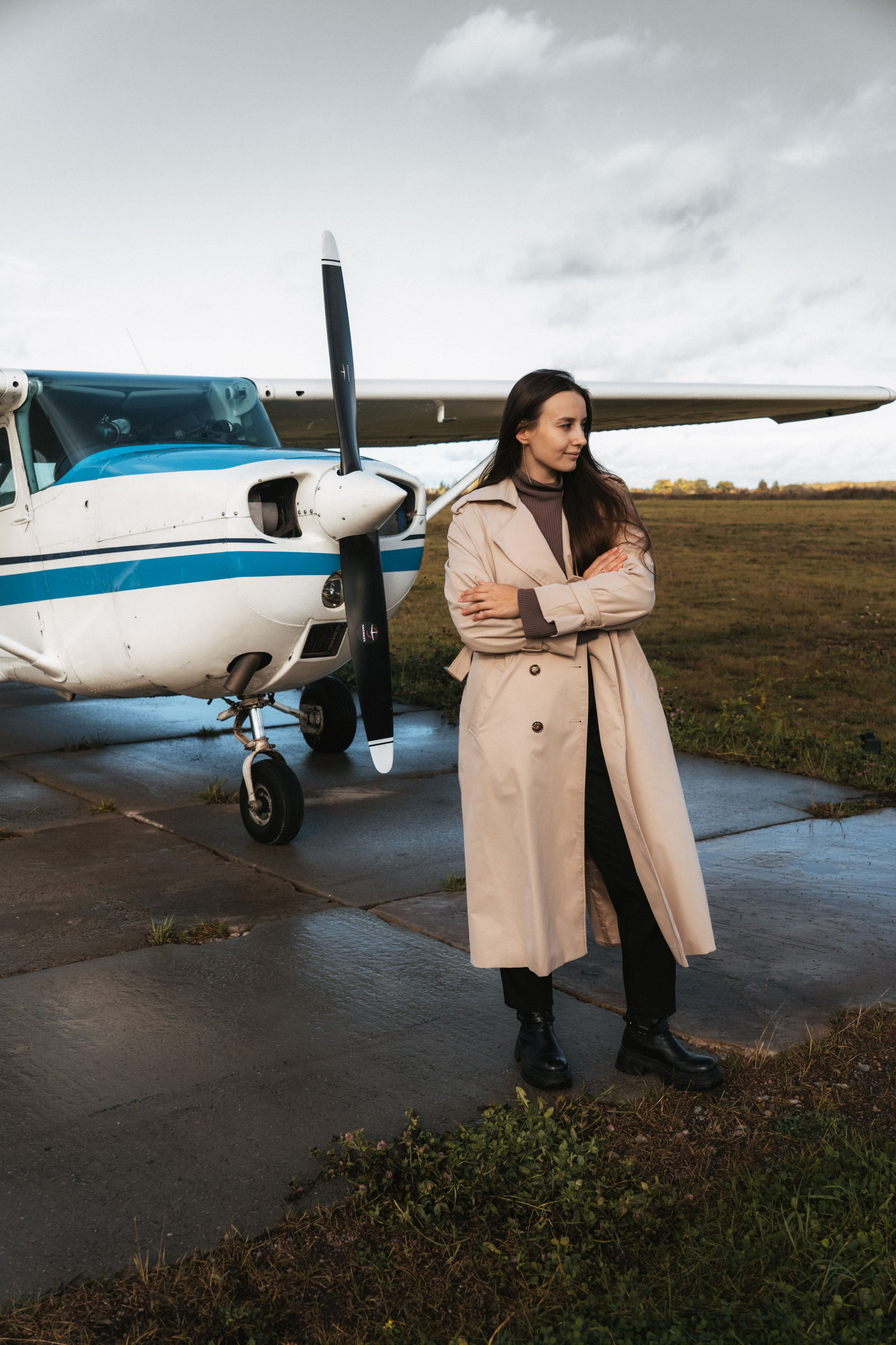 девушка с самолетом 