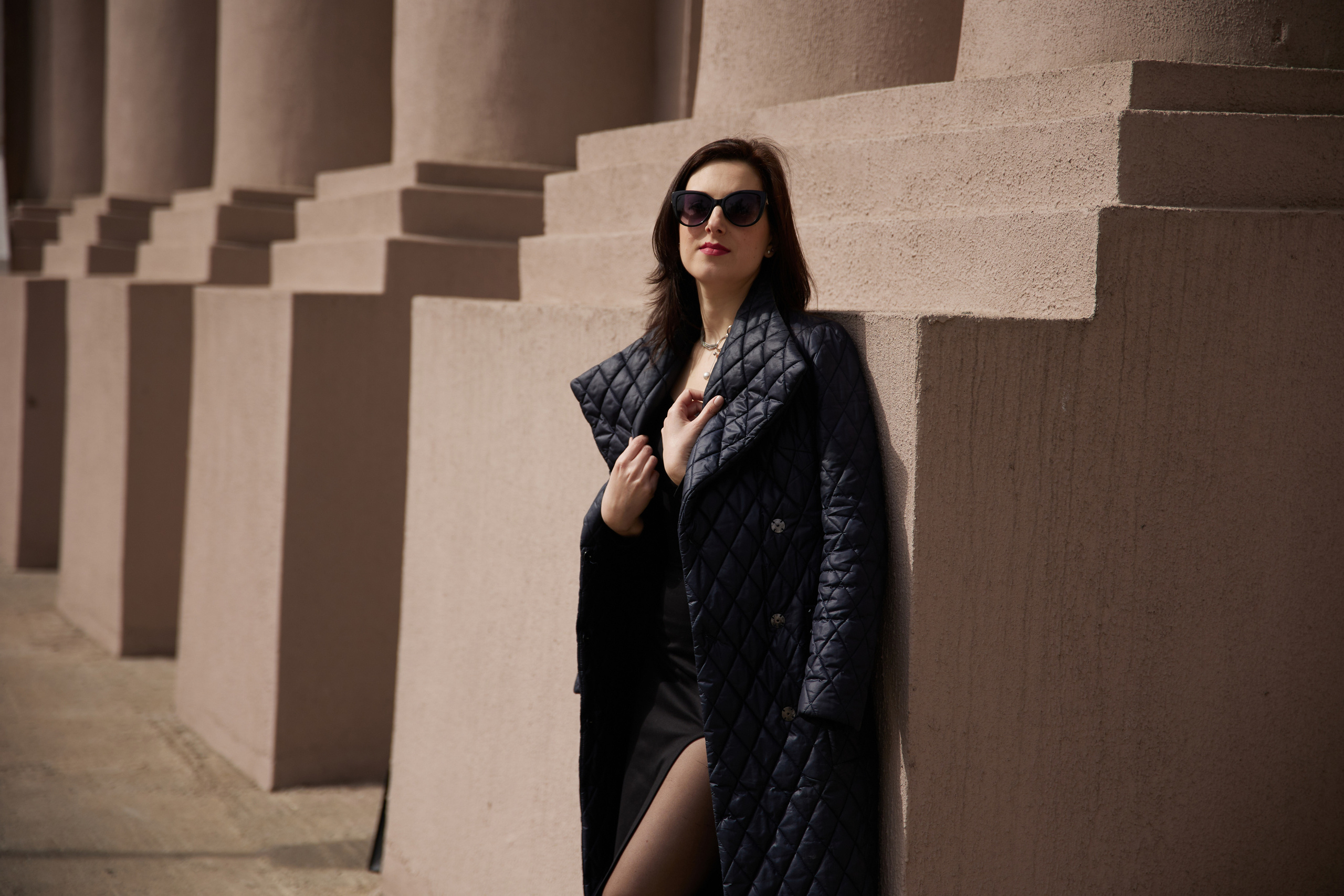 Владивосток, индивидуальная фотосессия, фотосессия, фото, фотосессия для девушки, поза, позировка, фотография, женский портрет, дальний восток, портрет, серая лошадь, фотопрогулка, здание серой лошади