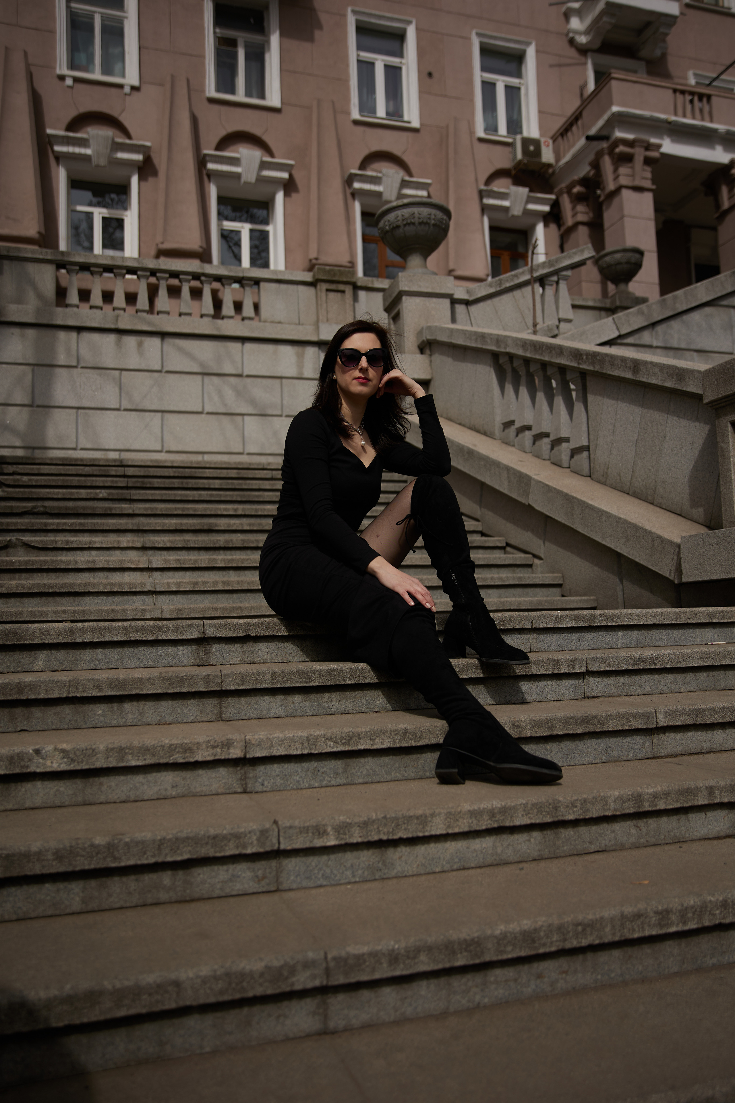 Владивосток, индивидуальная фотосессия, фотосессия, фото, фотосессия для девушки, поза, позировка, фотография, женский портрет, дальний восток, портрет, серая лошадь, фотопрогулка, здание серой лошади