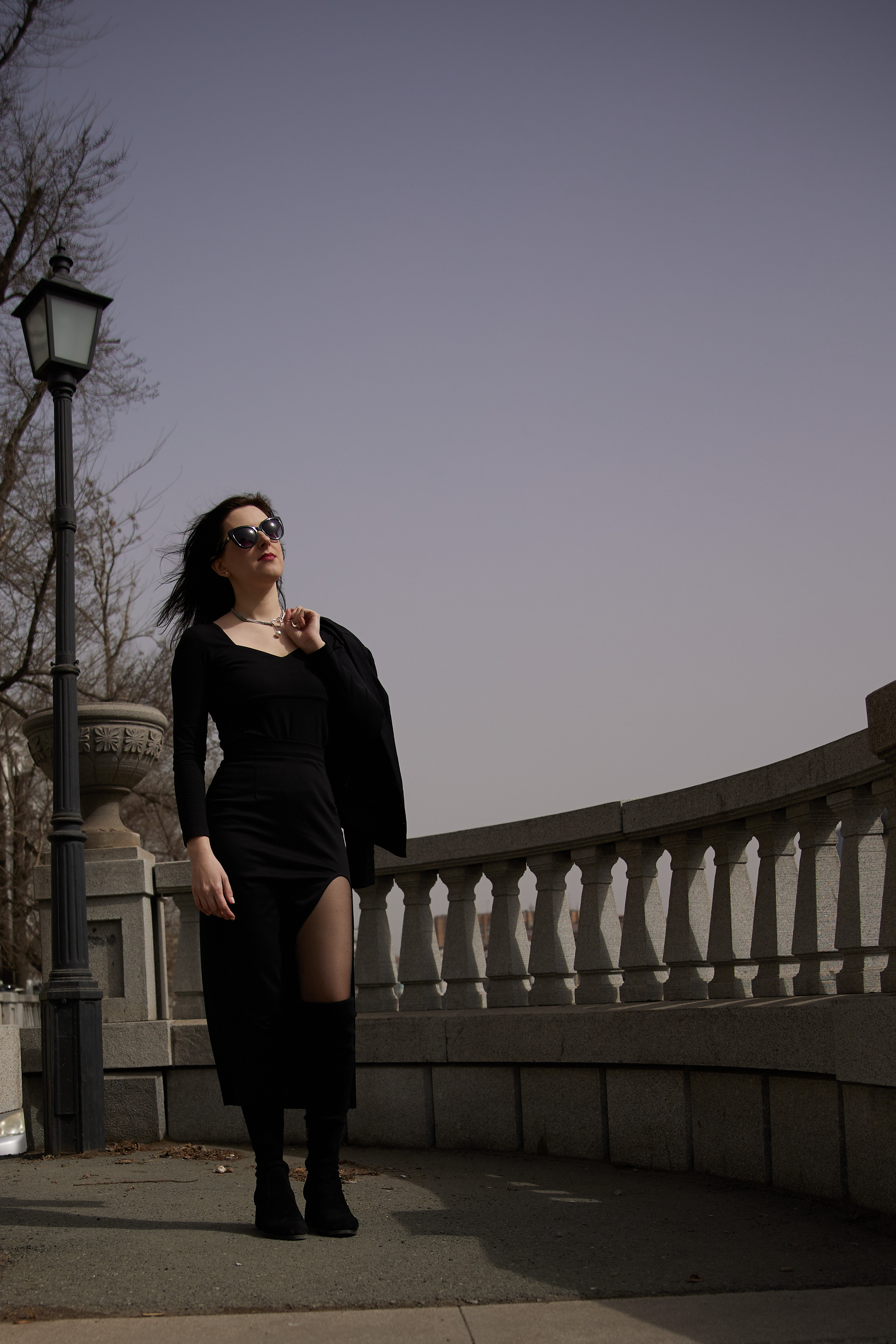 Владивосток, индивидуальная фотосессия, фотосессия, фото, фотосессия для девушки, поза, позировка, фотография, женский портрет, дальний восток, портрет, серая лошадь, фотопрогулка, здание серой лошади