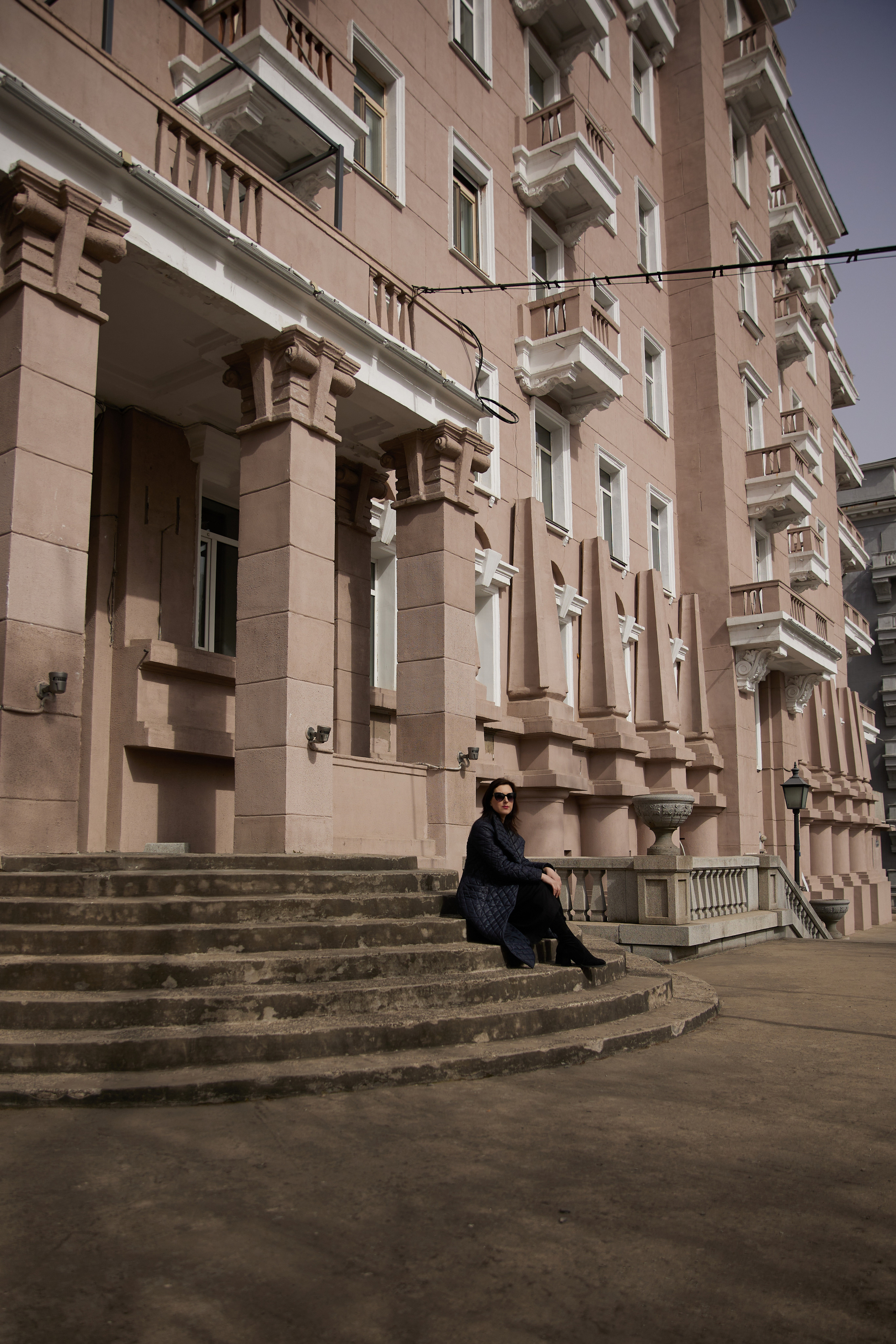 Владивосток, индивидуальная фотосессия, фотосессия, фото, фотосессия для девушки, поза, позировка, фотография, женский портрет, дальний восток, портрет, серая лошадь, фотопрогулка, здание серой лошади