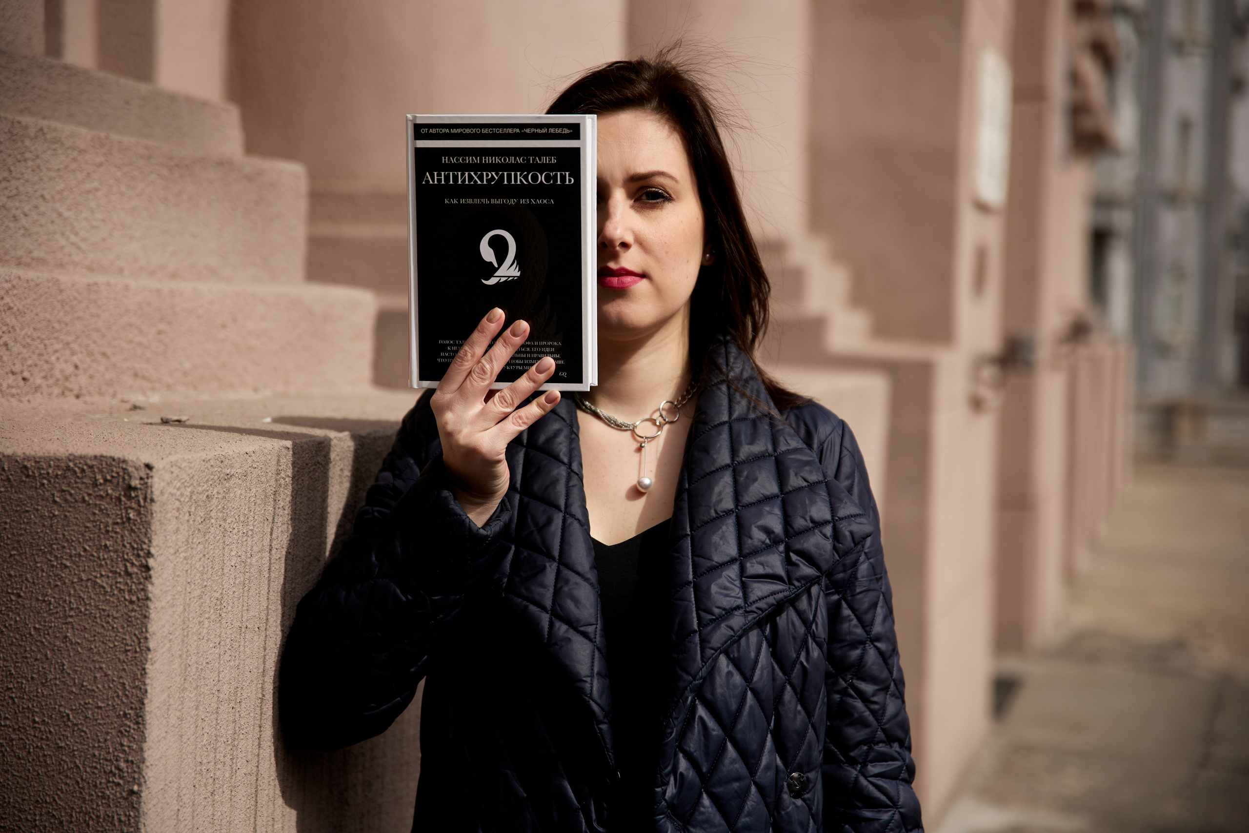 Владивосток, индивидуальная фотосессия, фотосессия, фото, фотосессия для девушки, поза, позировка, фотография, женский портрет, дальний восток, портрет, серая лошадь, фотопрогулка, здание серой лошади