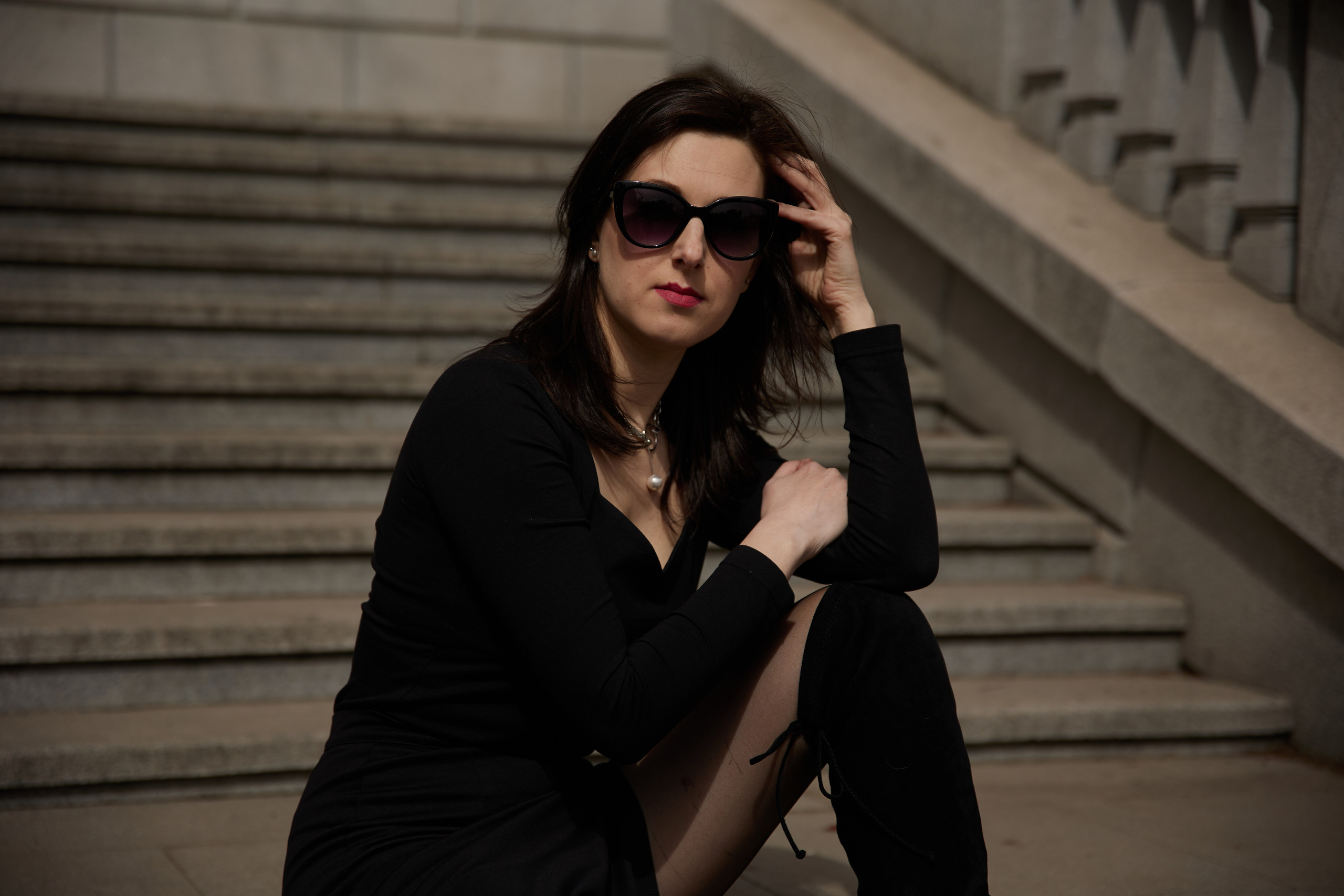 Владивосток, индивидуальная фотосессия, фотосессия, фото, фотосессия для девушки, поза, позировка, фотография, женский портрет, дальний восток, портрет, серая лошадь, фотопрогулка, здание серой лошади