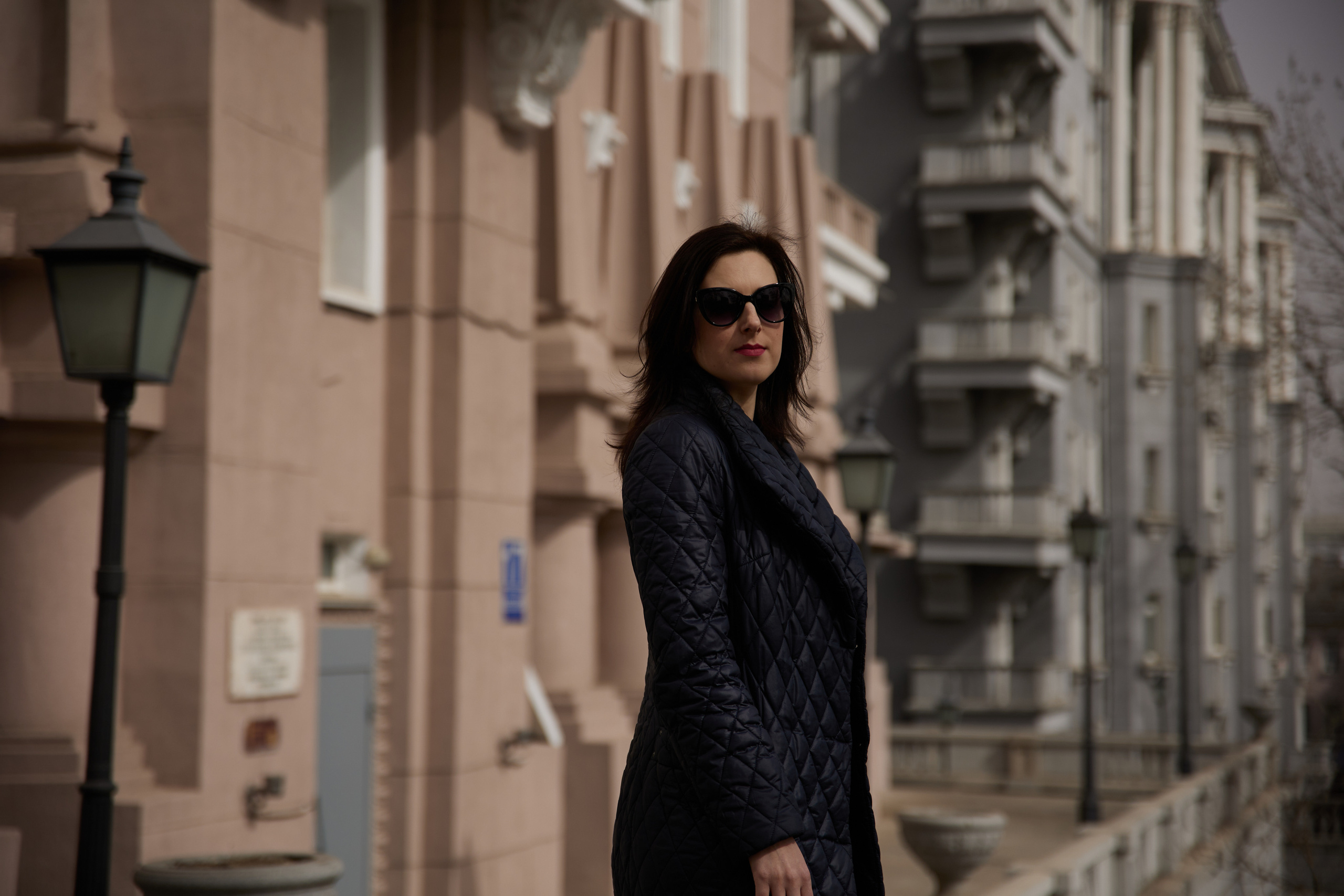 Владивосток, индивидуальная фотосессия, фотосессия, фото, фотосессия для девушки, поза, позировка, фотография, женский портрет, дальний восток, портрет, серая лошадь, фотопрогулка, здание серой лошади