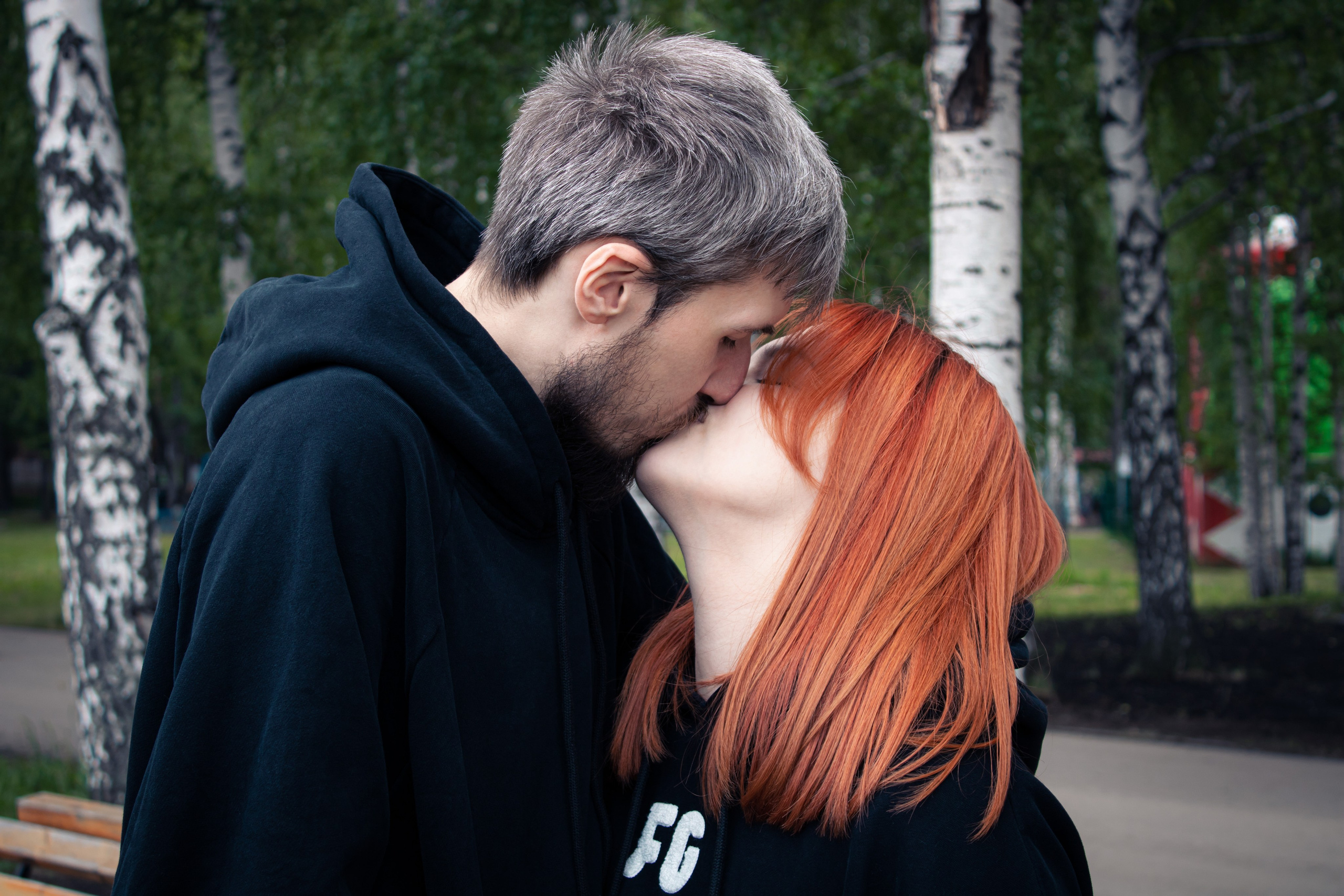 прекрасная прогулка возлюбленных в осеннюю погоду 