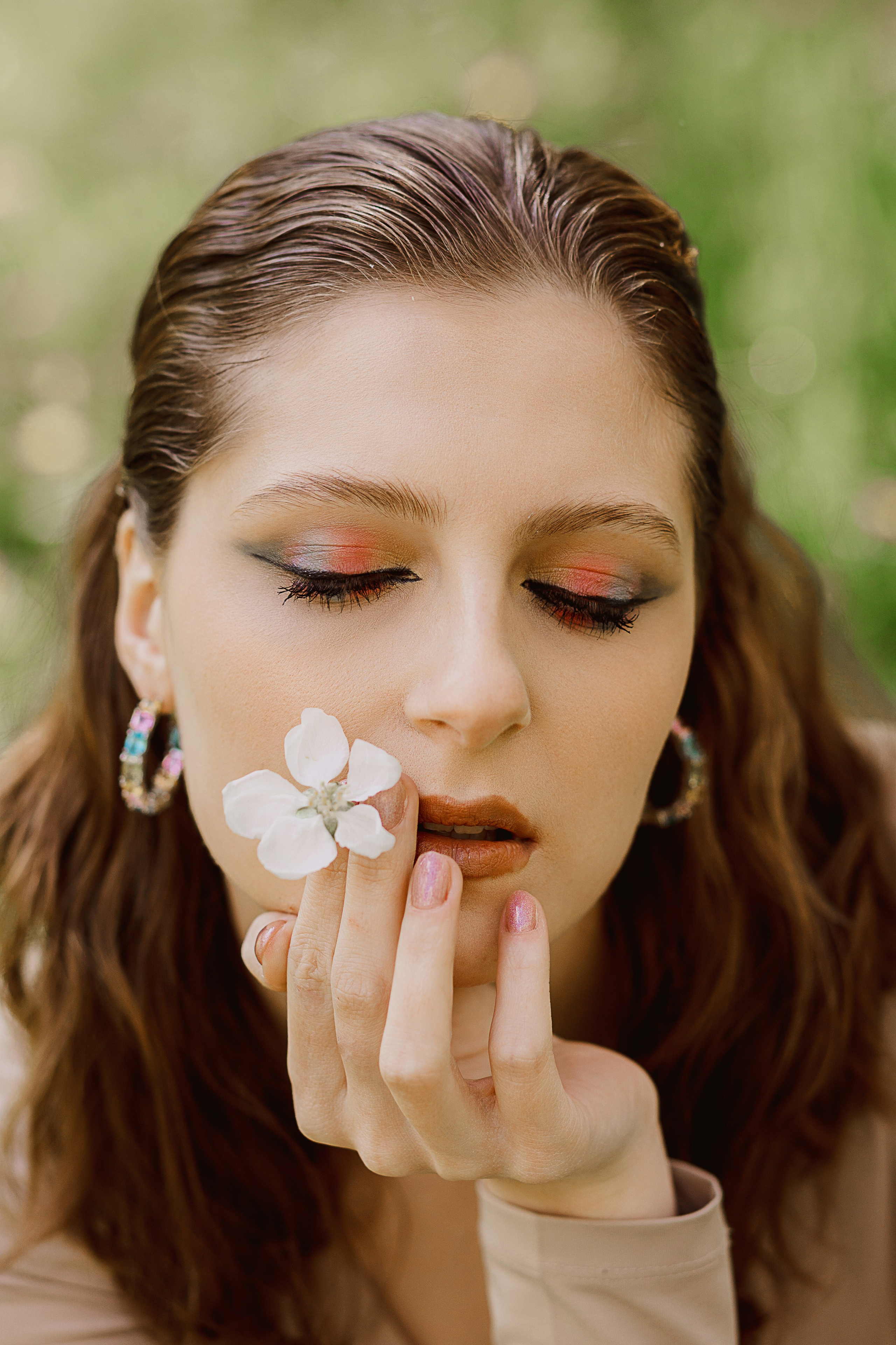 Женская фотосессия в цветущем саду. Семейный и женский фотограф в Москве Надежда Воробьева