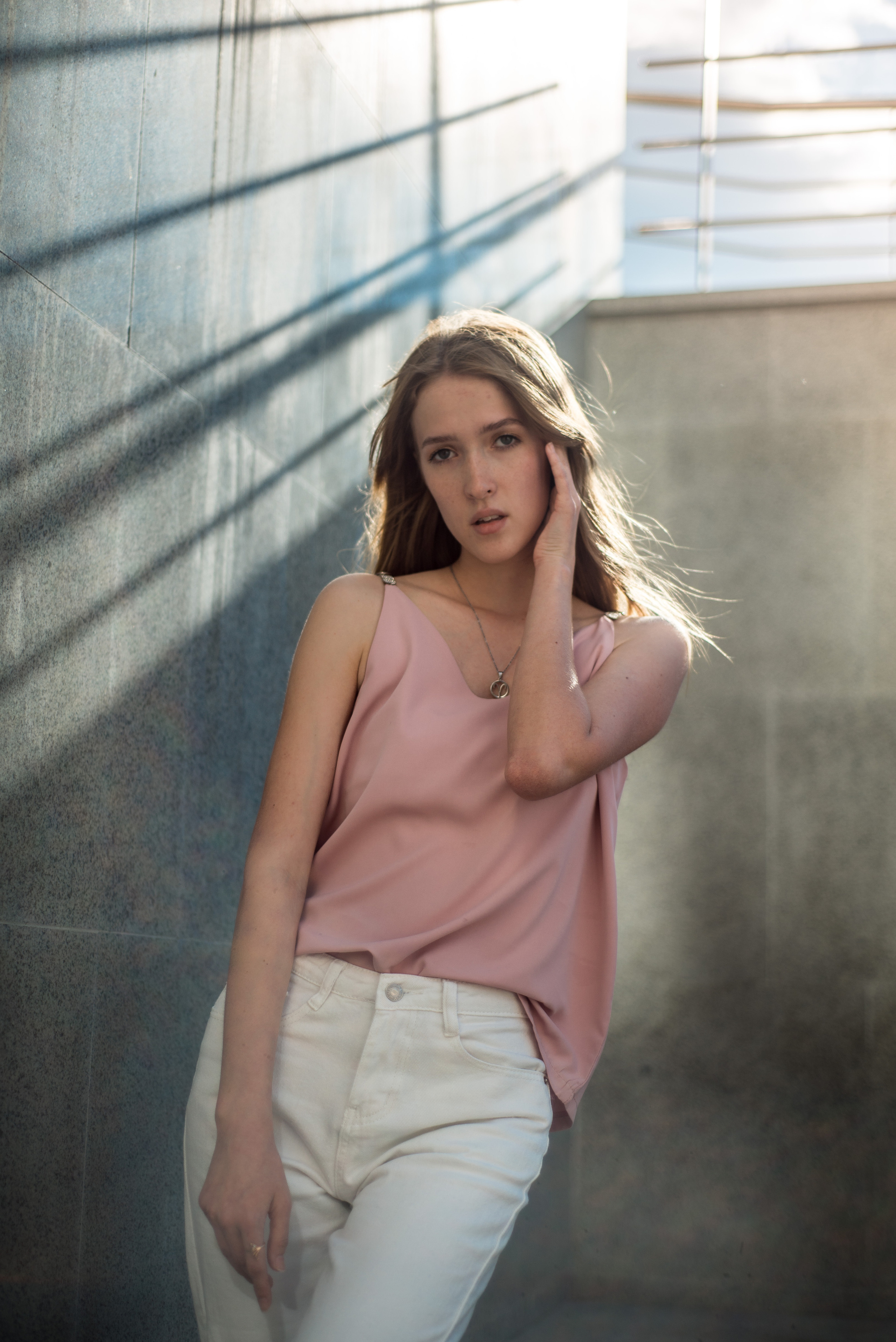 Солнечные лучи на бэкграунде и красота в кадре