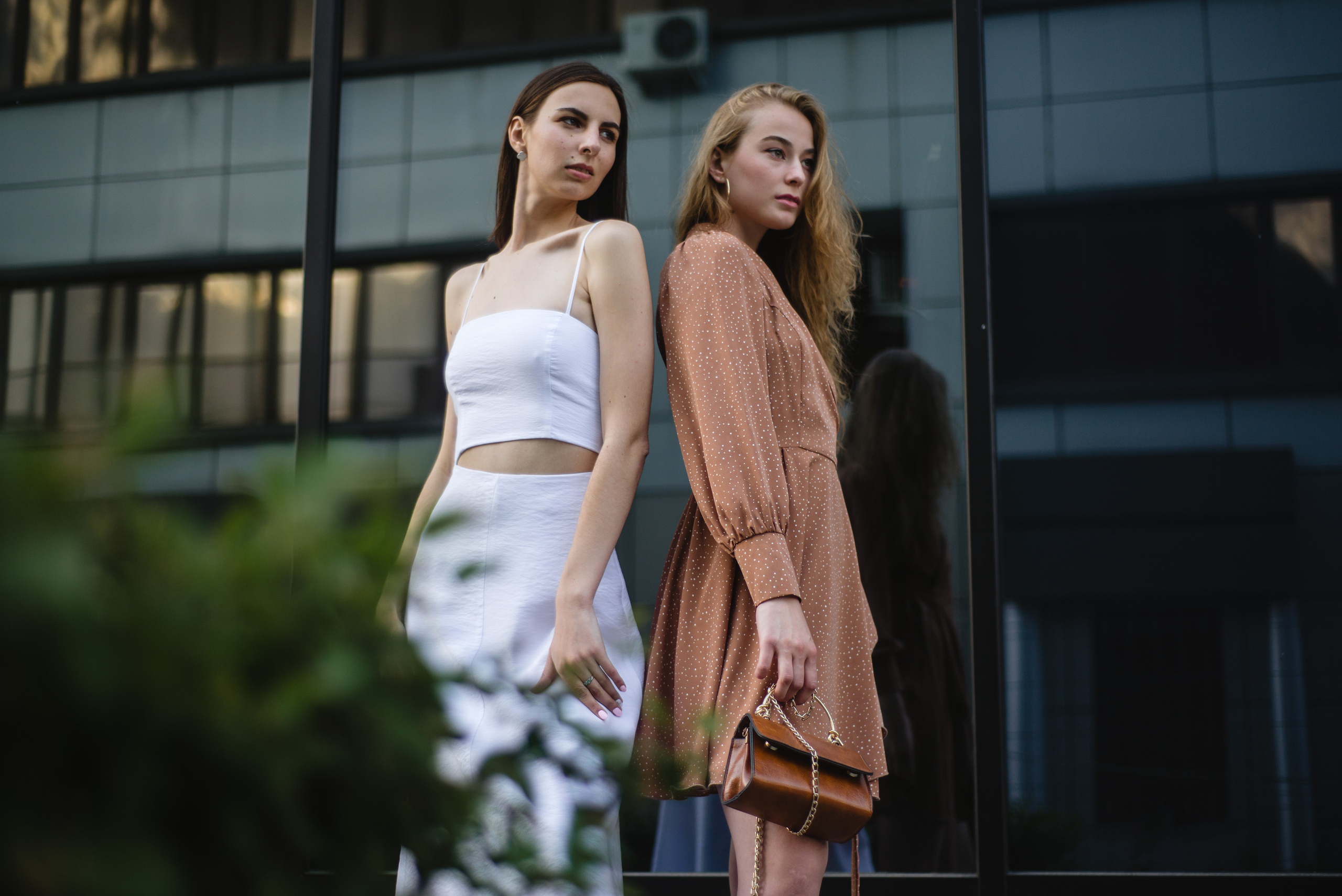 Пара красивых моделей на фоне торгового здания