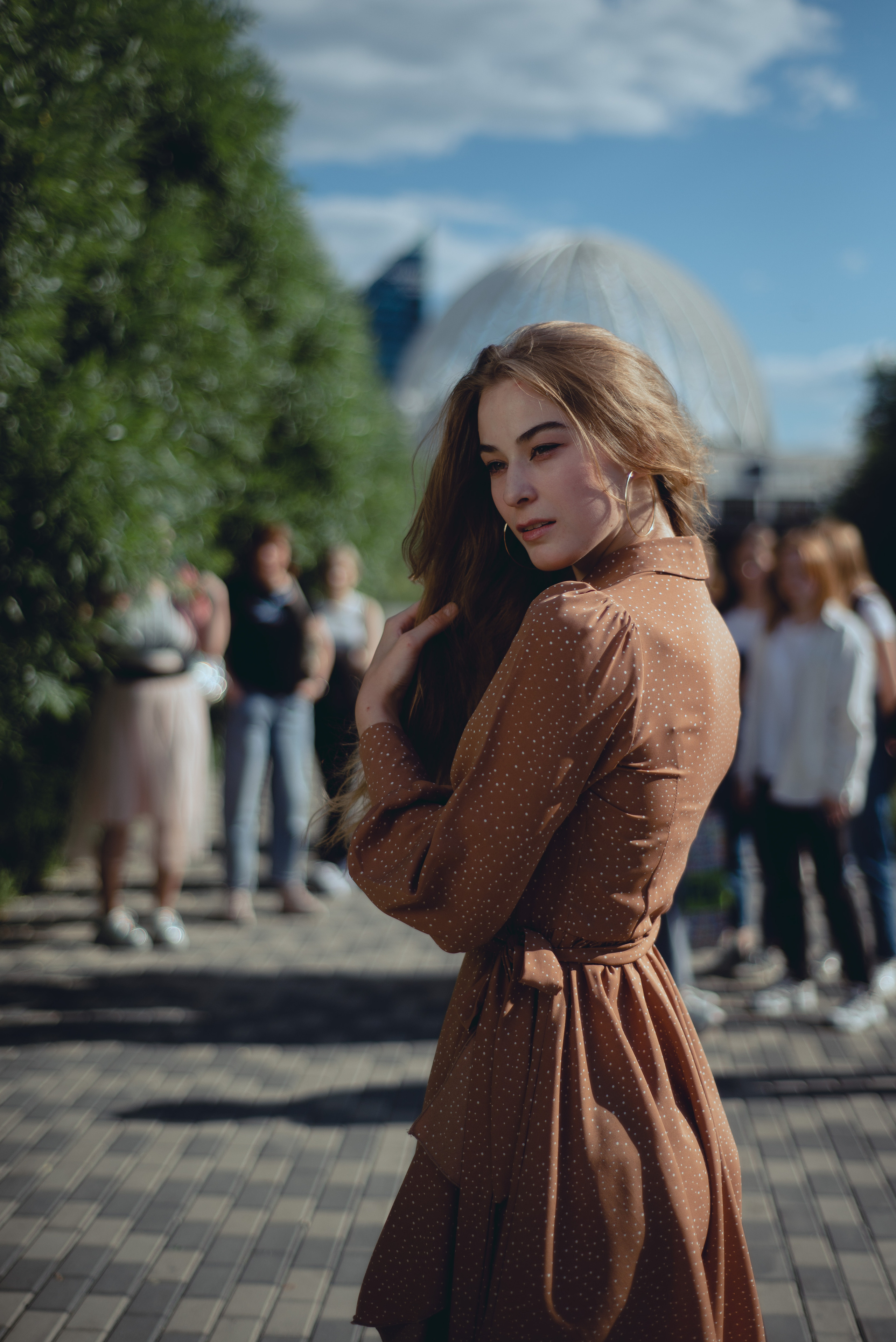 Красивая девушка в городе