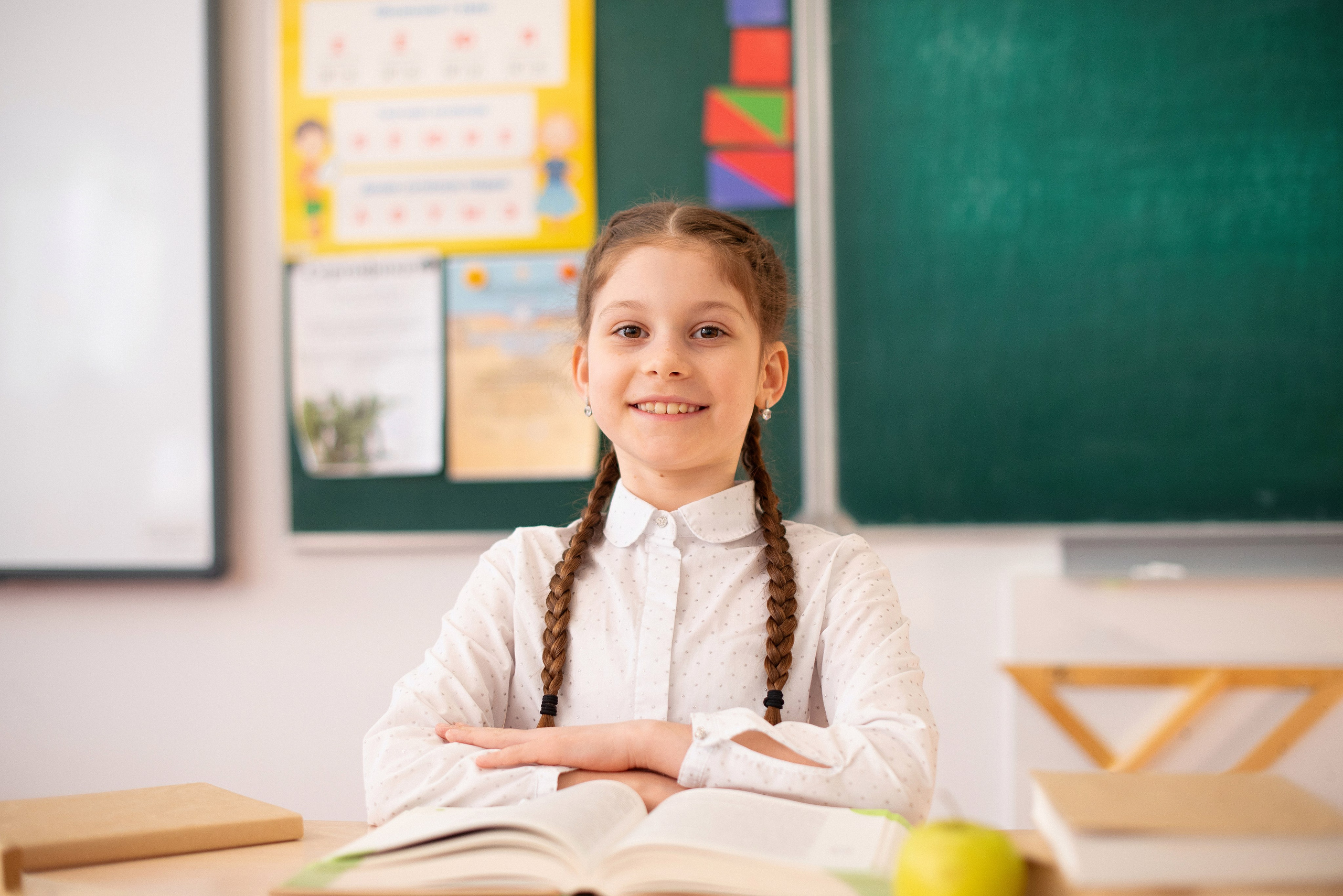 Профессиональная фотография ученика средней школы города Сургут, качественная съемка для школьного альбома, выпускник 2026 года.