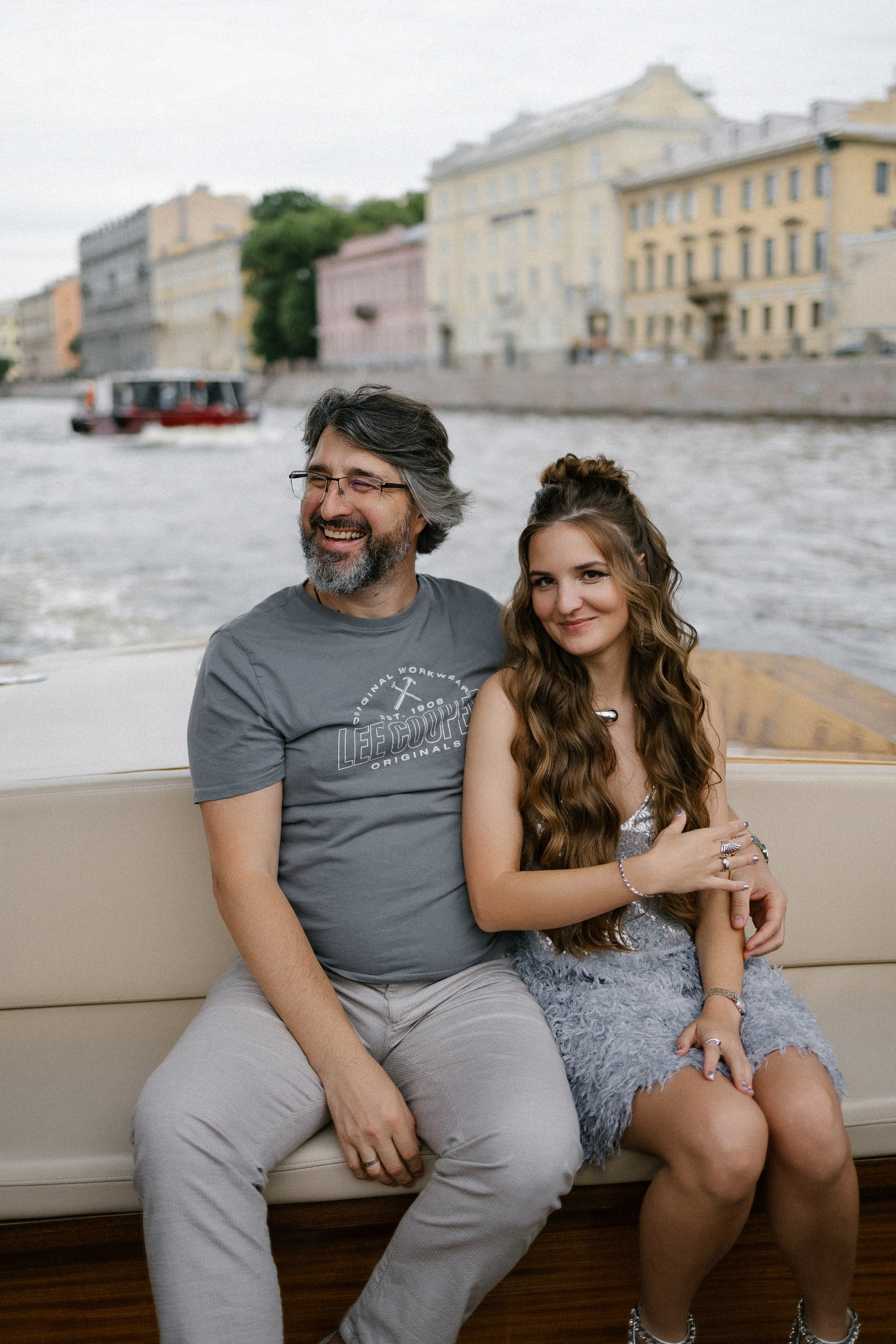 Прогулка на венецианском катере. Свадебный фотограф в Санкт-Петербурге Ксения Кобышева