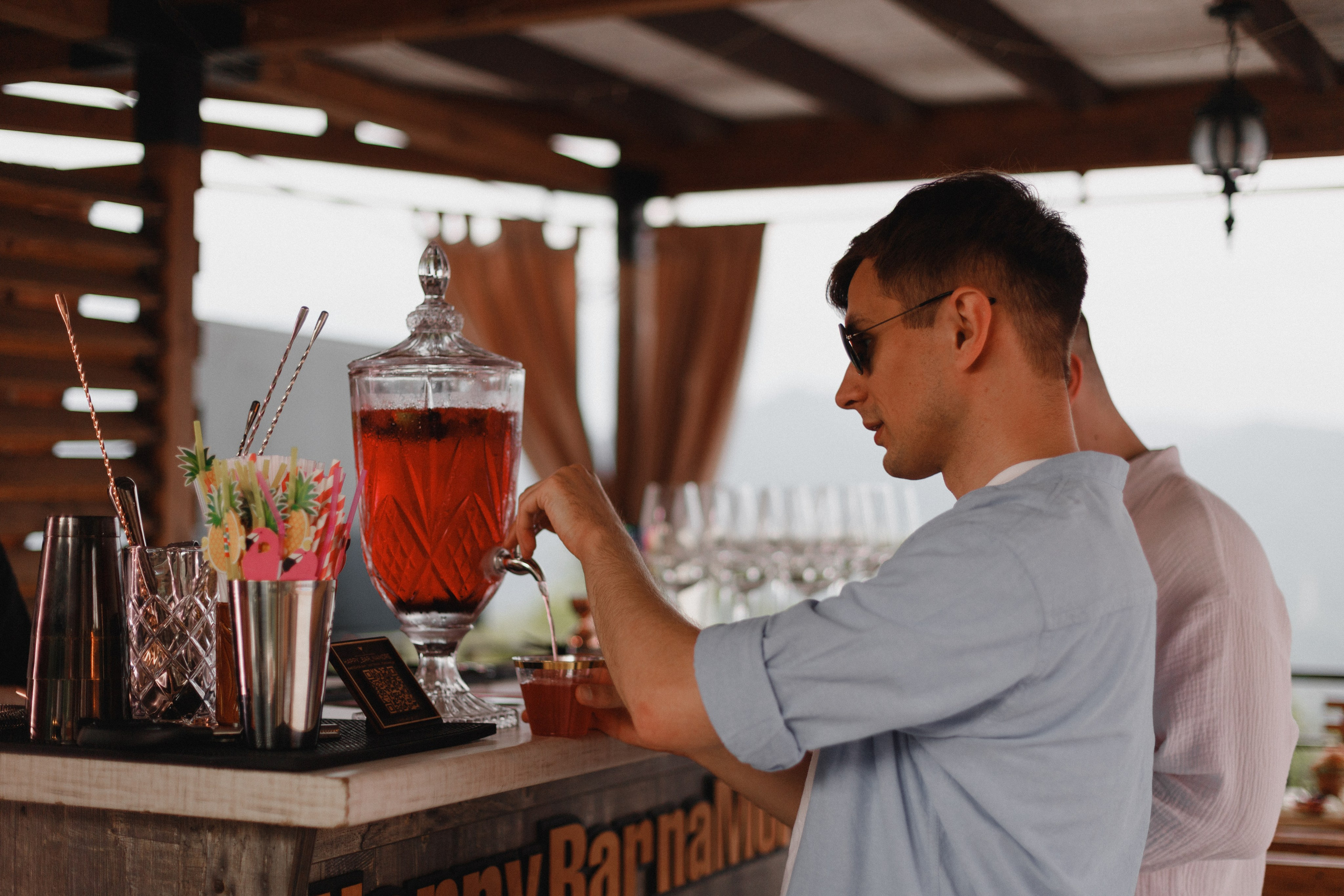 Фотосессия вечеринки у бассейна с видом на горы. Свадебный, репортажный и портретный фотограф Сочи, Краснодар. Александра Зайцева