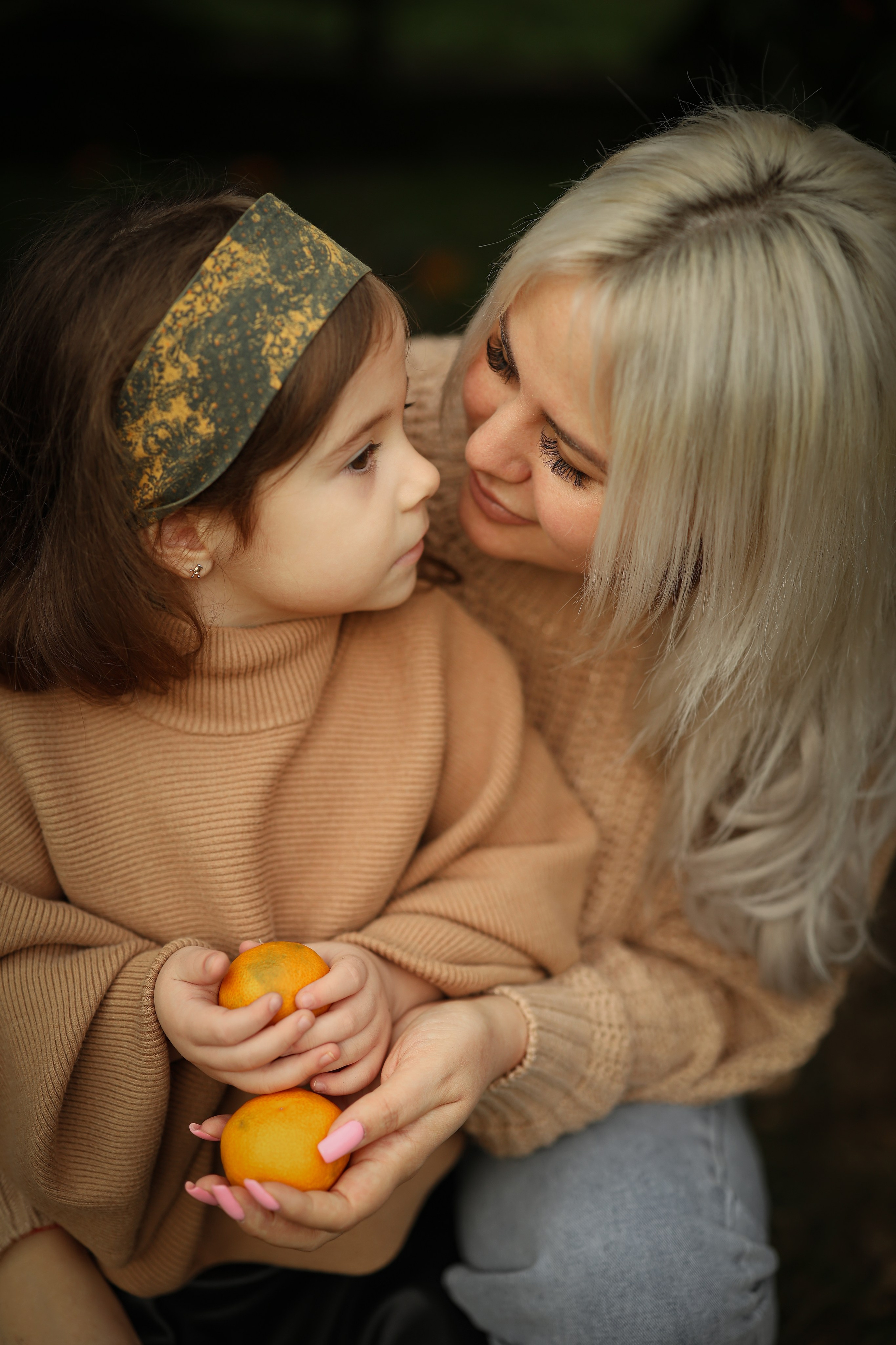 Семейная фотосессия в саду мандаринов. Свадебный и семейный фотограф в Абхазии Жанна Соснина