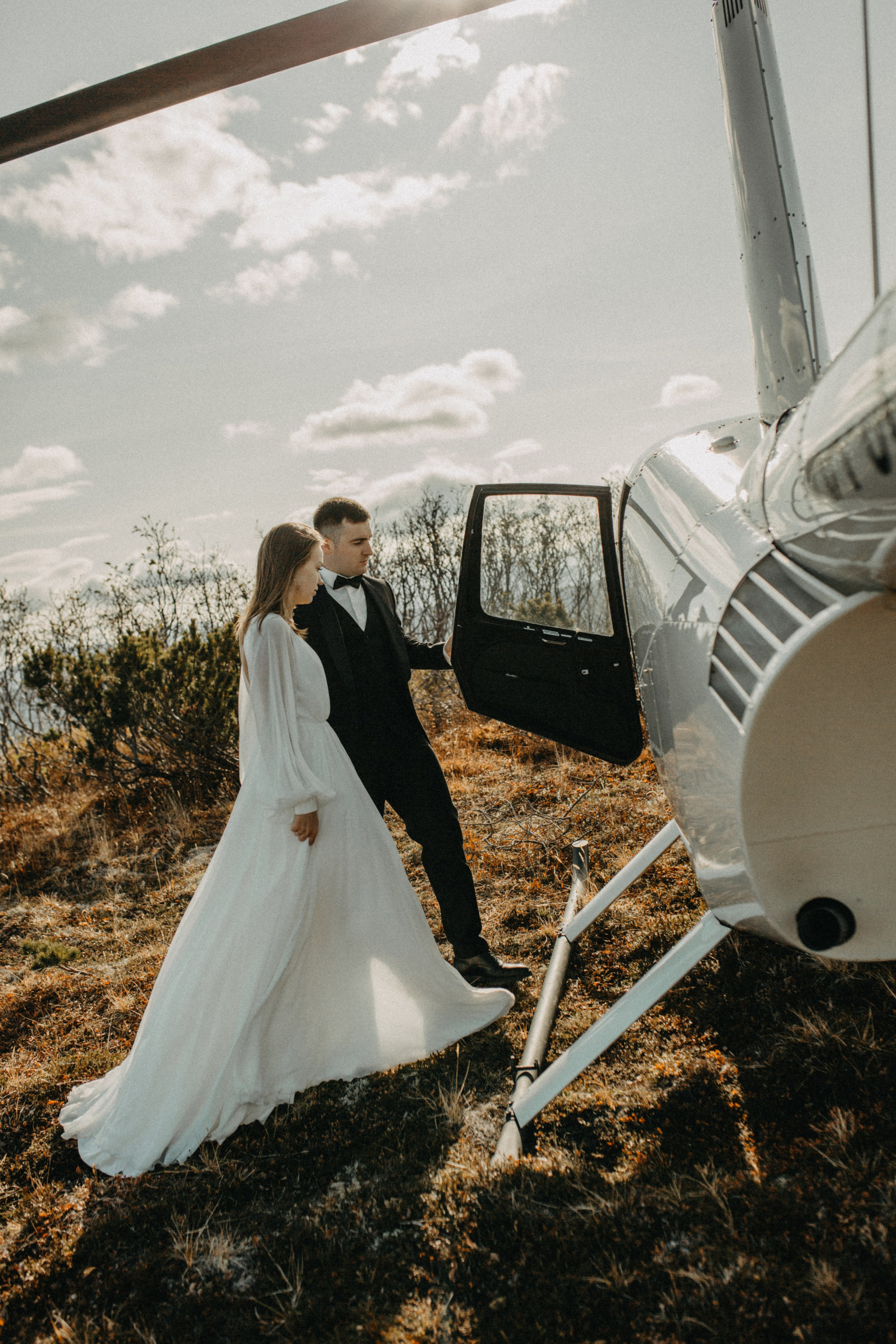 Вертолетный полет Бухта Жировая. Свадебное фото и видео на Камчатке. Туристические маршруты