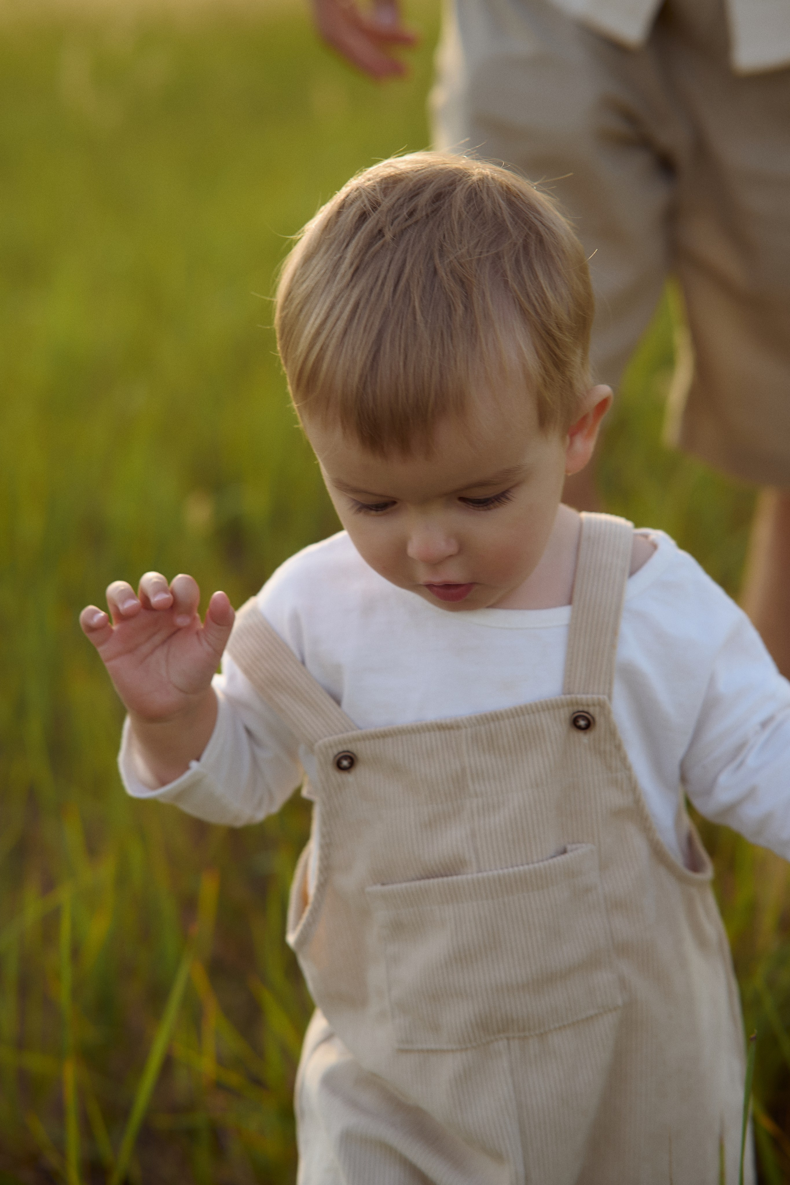 Шамиль, Аня и Марс в поле с барашками. Семейный и свадебный lifestyle-фотограф в Москве Мария Петрова