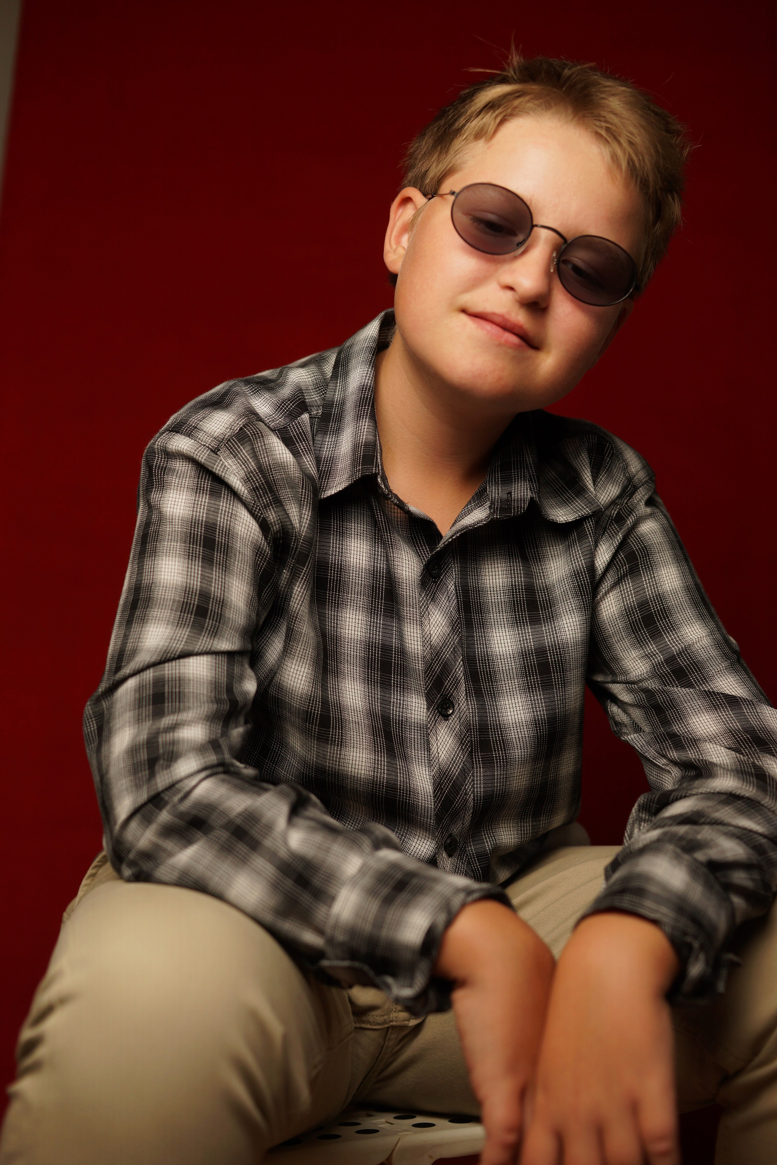 Портреты на красном фоне школа / студия. Ольга Плаксина фотограф в Саратове