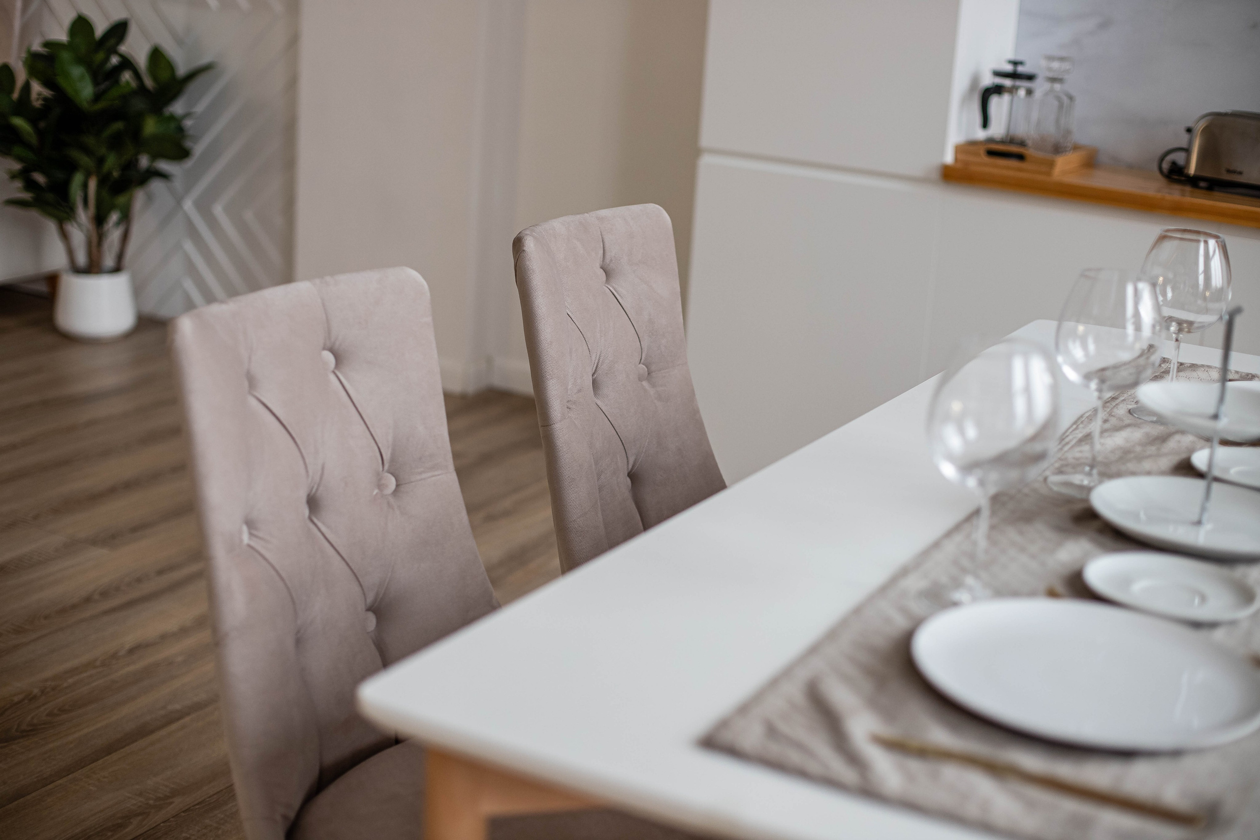 Стулья. Фотограф