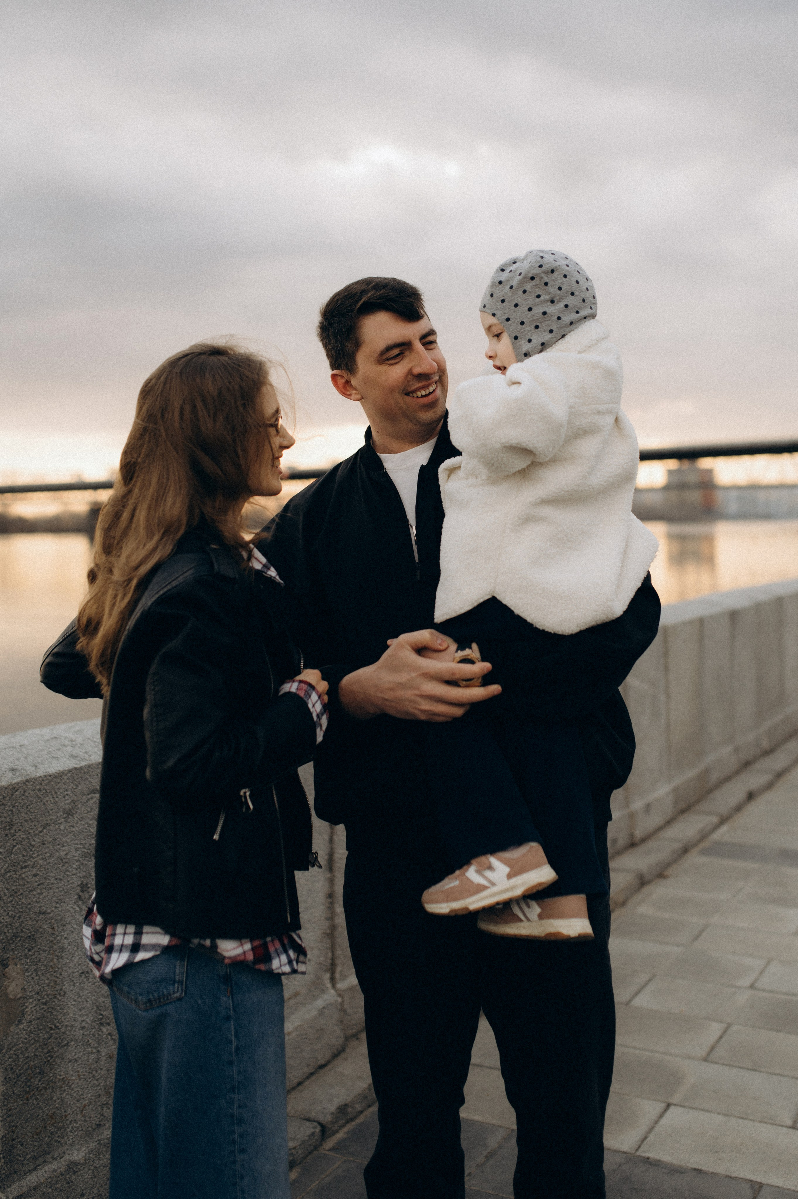 ВЕСЕННЯ ПРОГУЛКА НА НАБЕРЕЖНОЙ. Семейный фотограф в Новосибирске Женя Индрикова
