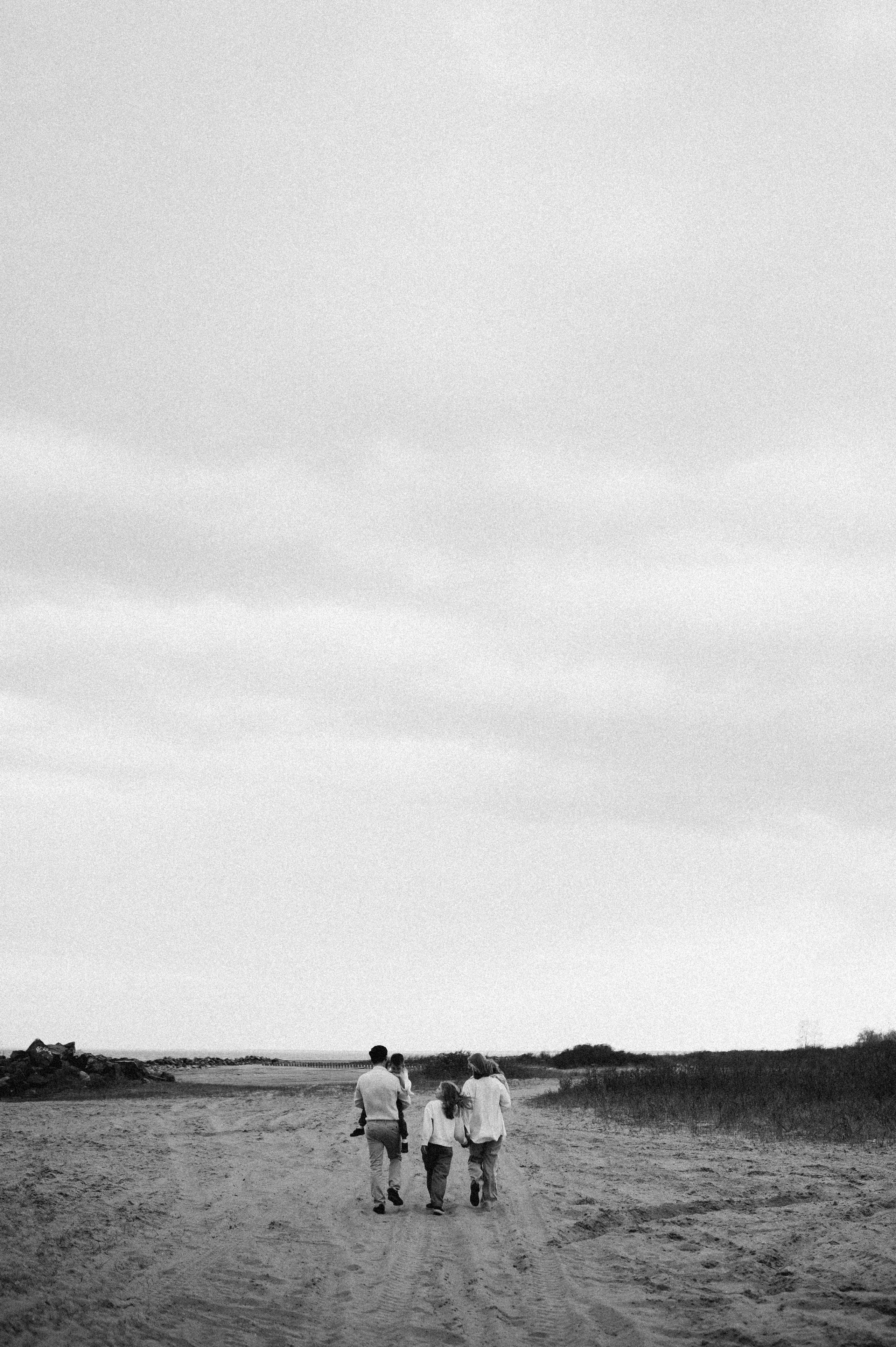 Прогулочная фотосессия семьи на берегу обского моря. Семейный фотограф в Новосибирске Женя Индрикова