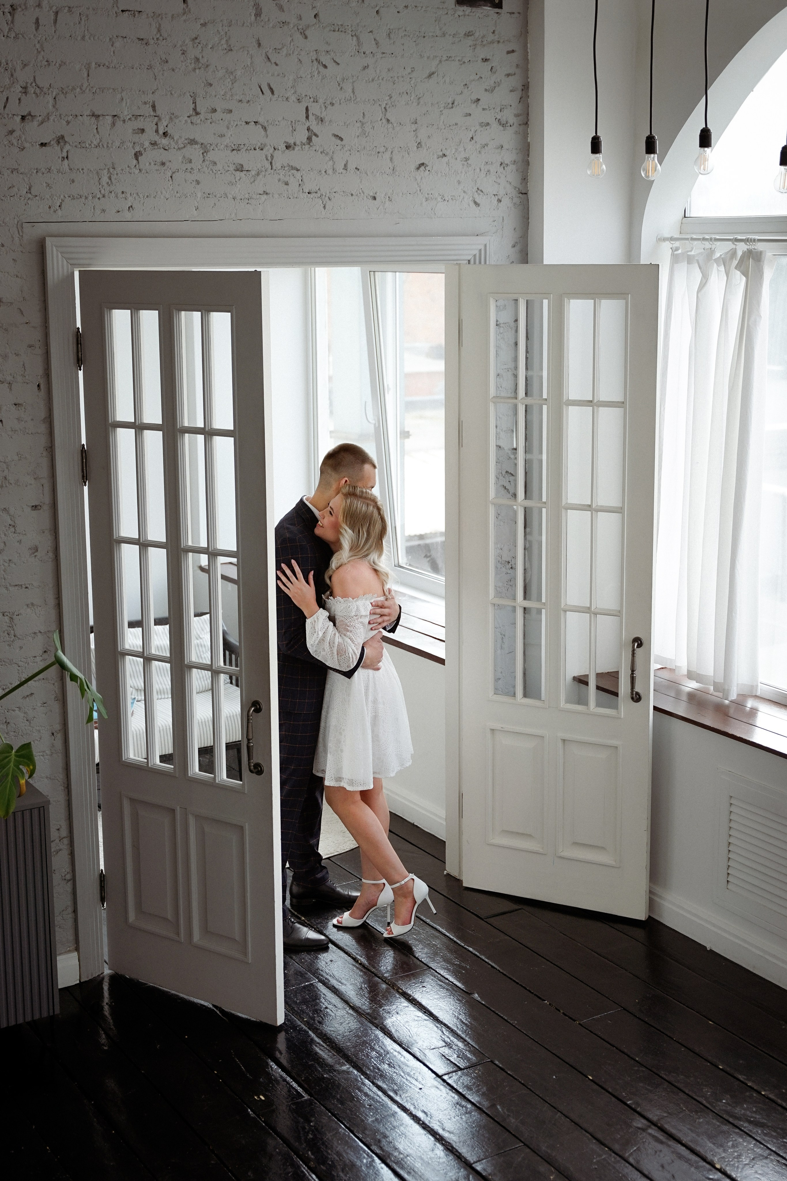 Свадебная фотосессия в студии с темным полом