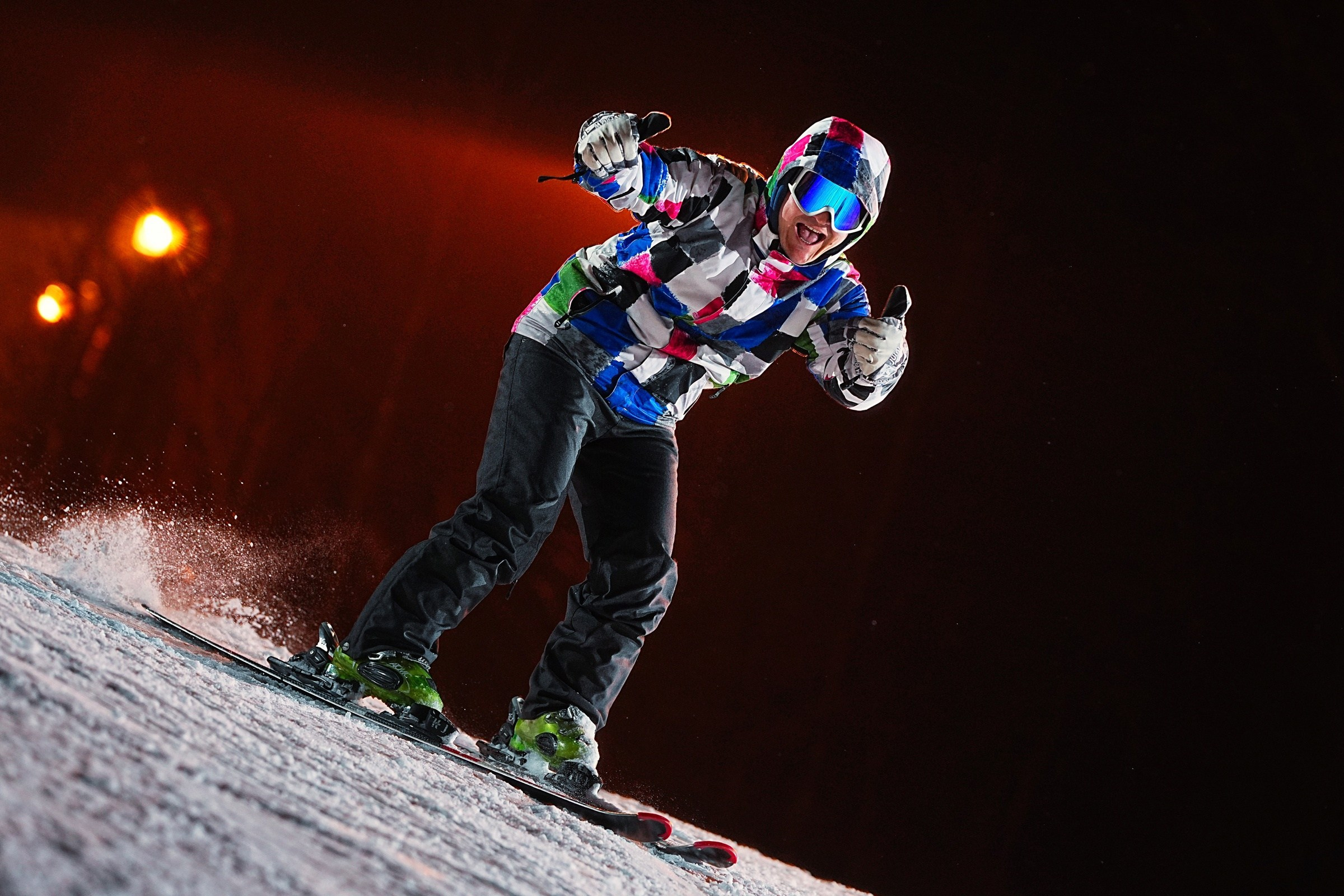 Вечерняя съёмка на склонах с использованием внешних вспышек. Фотограф Студитский Евгений