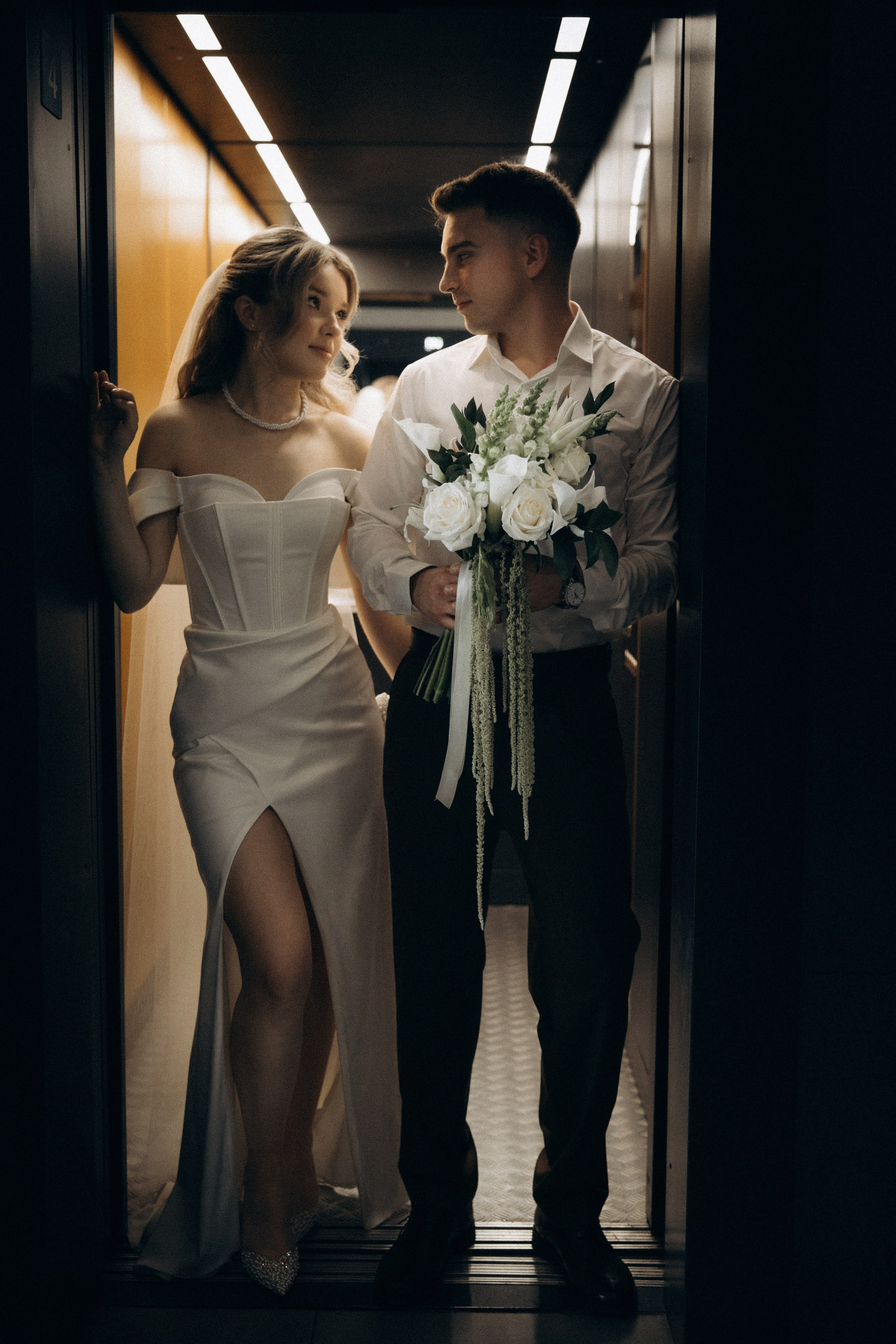 Свадебная фотосессия в стильном лифте элитного дома Москвы