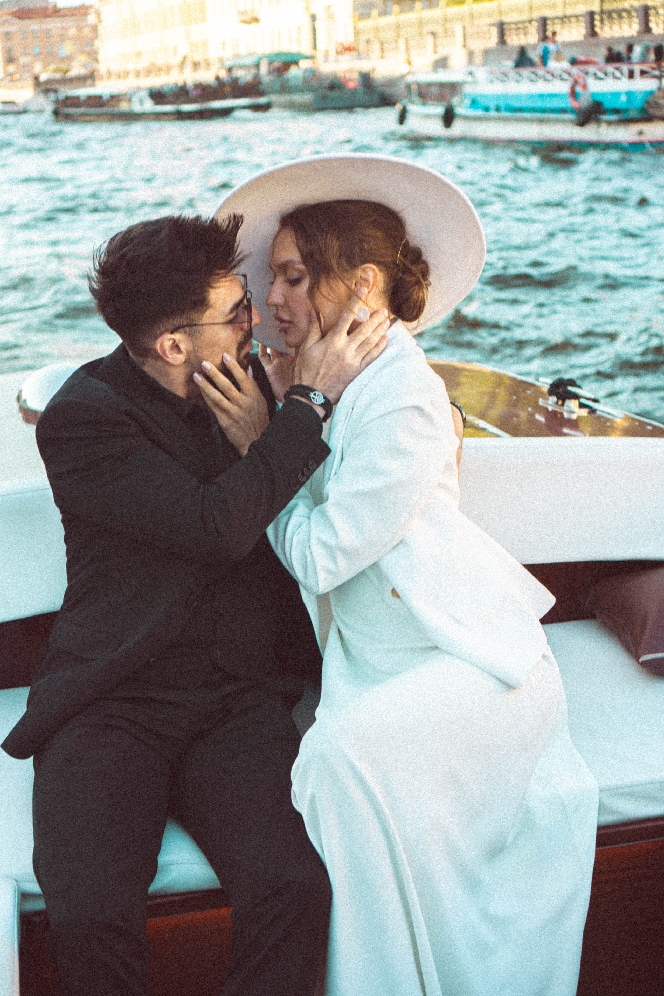 СВАДЕНБНАЯ СЬЕМКА НА КАТЕРЕ ПО КАНАЛАМ САНКТ-ПЕТЕРБУРГА И В АКВАТОРИИ НЕВЫ. Профессиональный фотограф, Санкт-Петербург — Виктория Богомолова