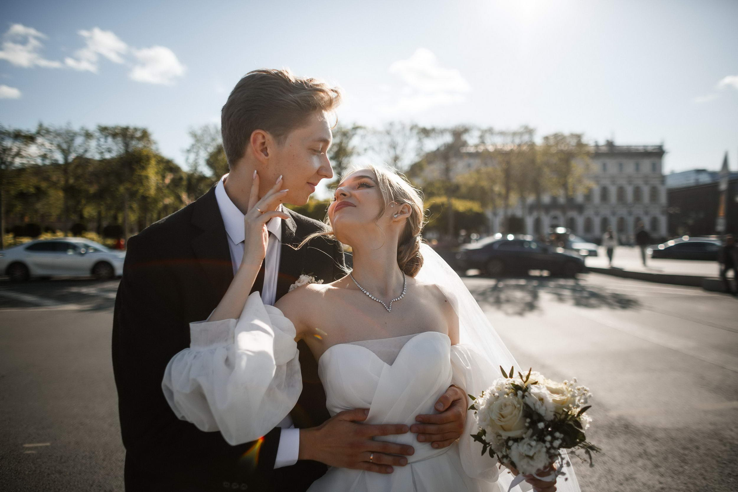 Красивая пара молодожёнов. Свадебный фотограф Игорь Брундасов 8PHOTO на свадьбу венчание загс СПб