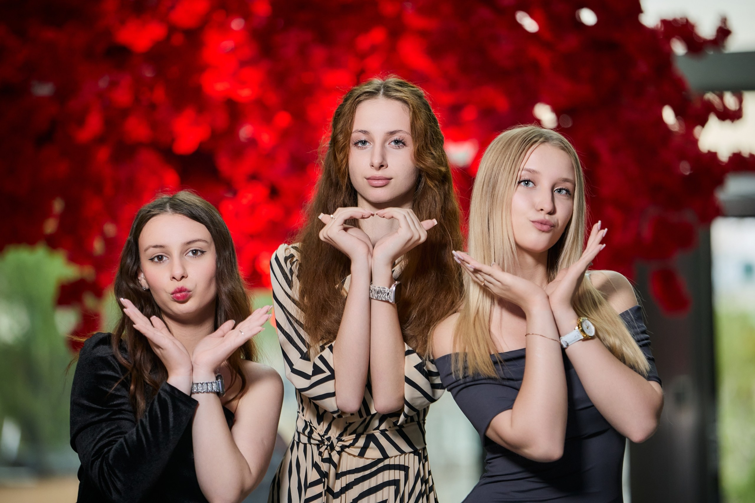 ШКОЛЬНИКИ. УЛИЦА. БЦ «ПУШКИНСКИЙ». Фотограф Татаринов Андрей (Донецк / Макеевка)