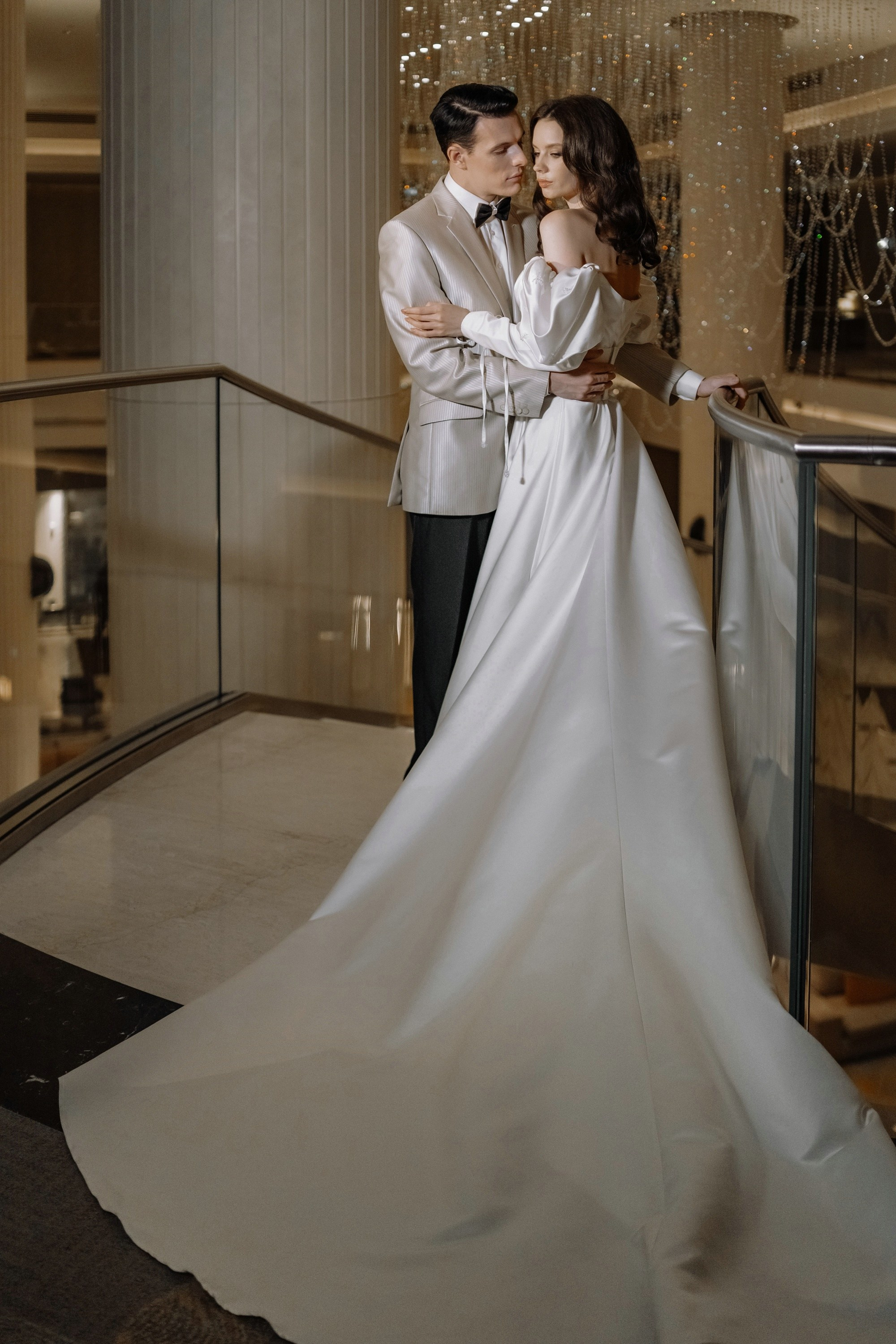 Фотосессия свадьбы на лестнице в Hyatt Regency Moscow Petrovsky Park. Свадебный и семейный фотограф в Москве Светлана Зоткина