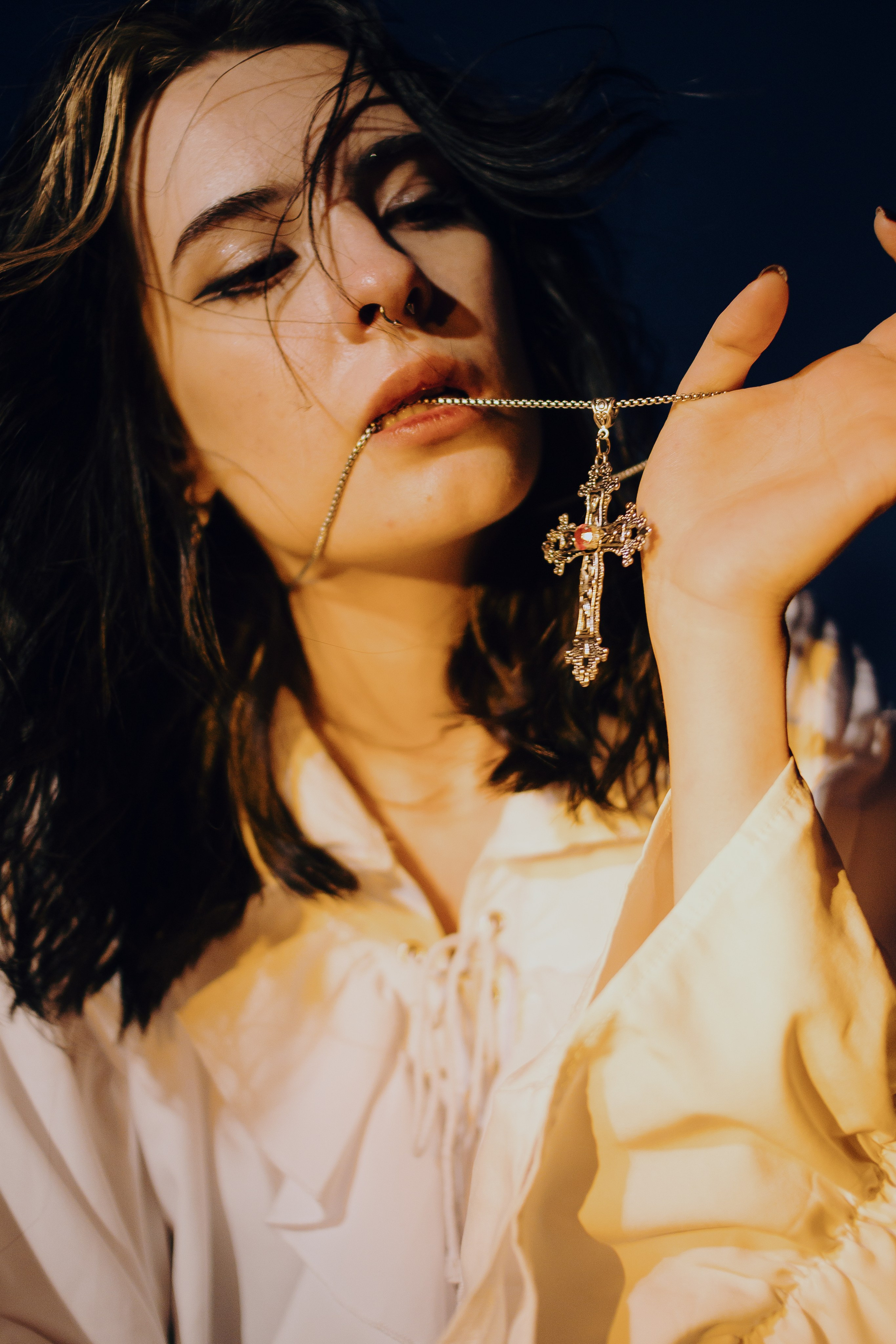 Съёмка у моря с оленьими рогами