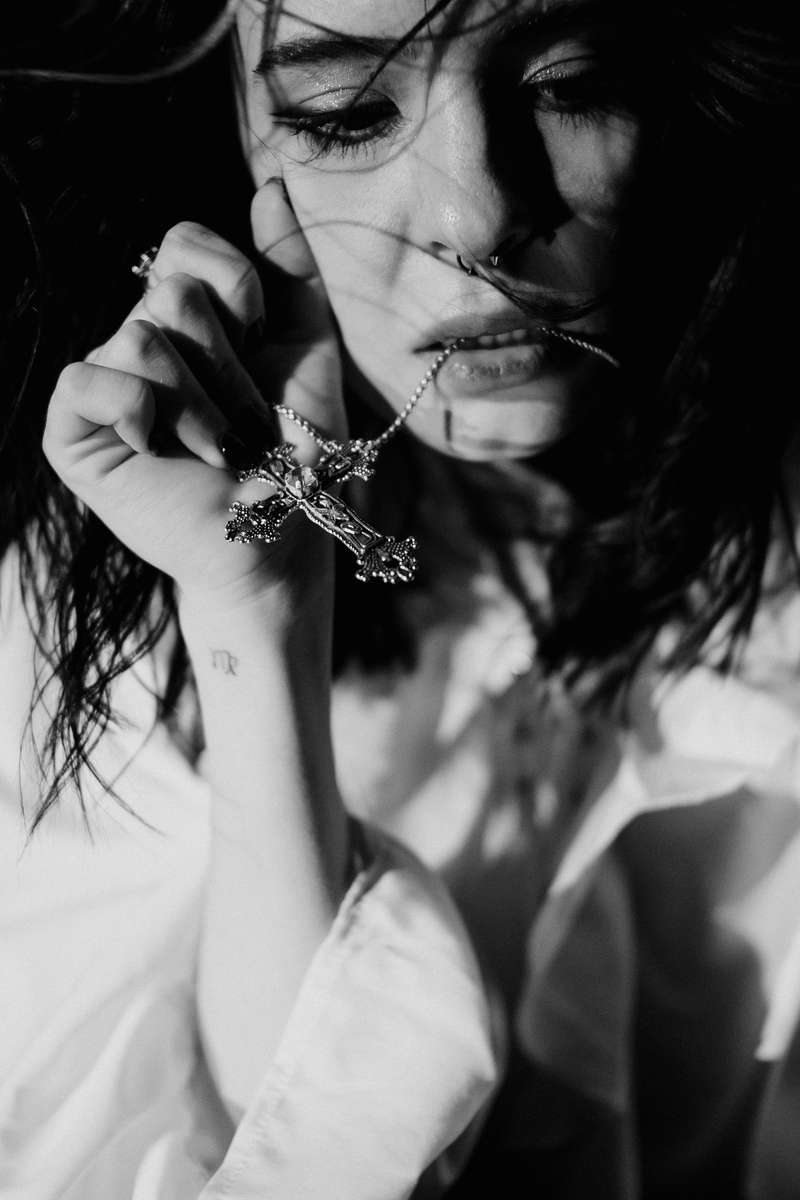 Съёмка у моря с оленьими рогами