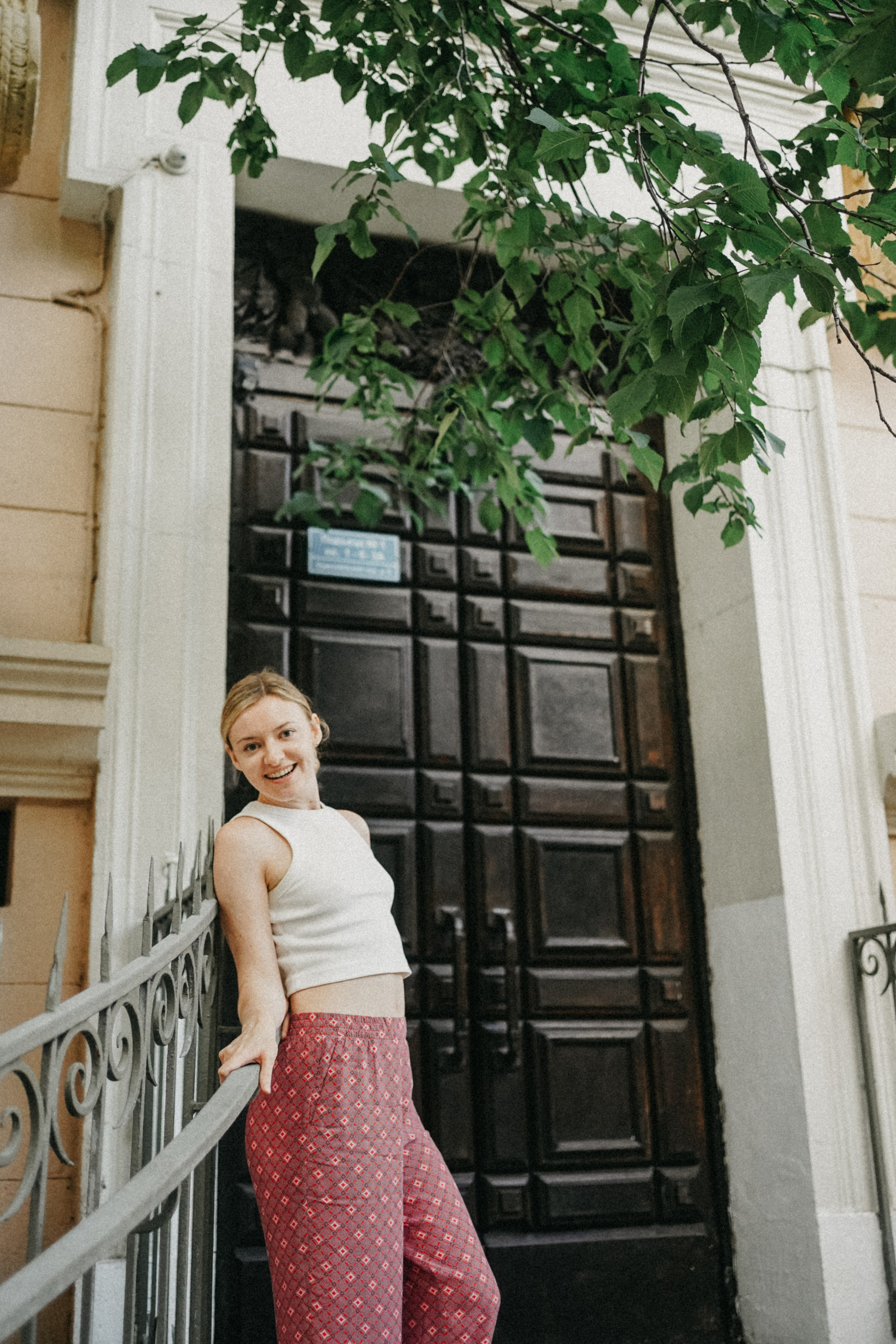 Девушка по городу шагает босиком. Фотограф Наталья Колганова