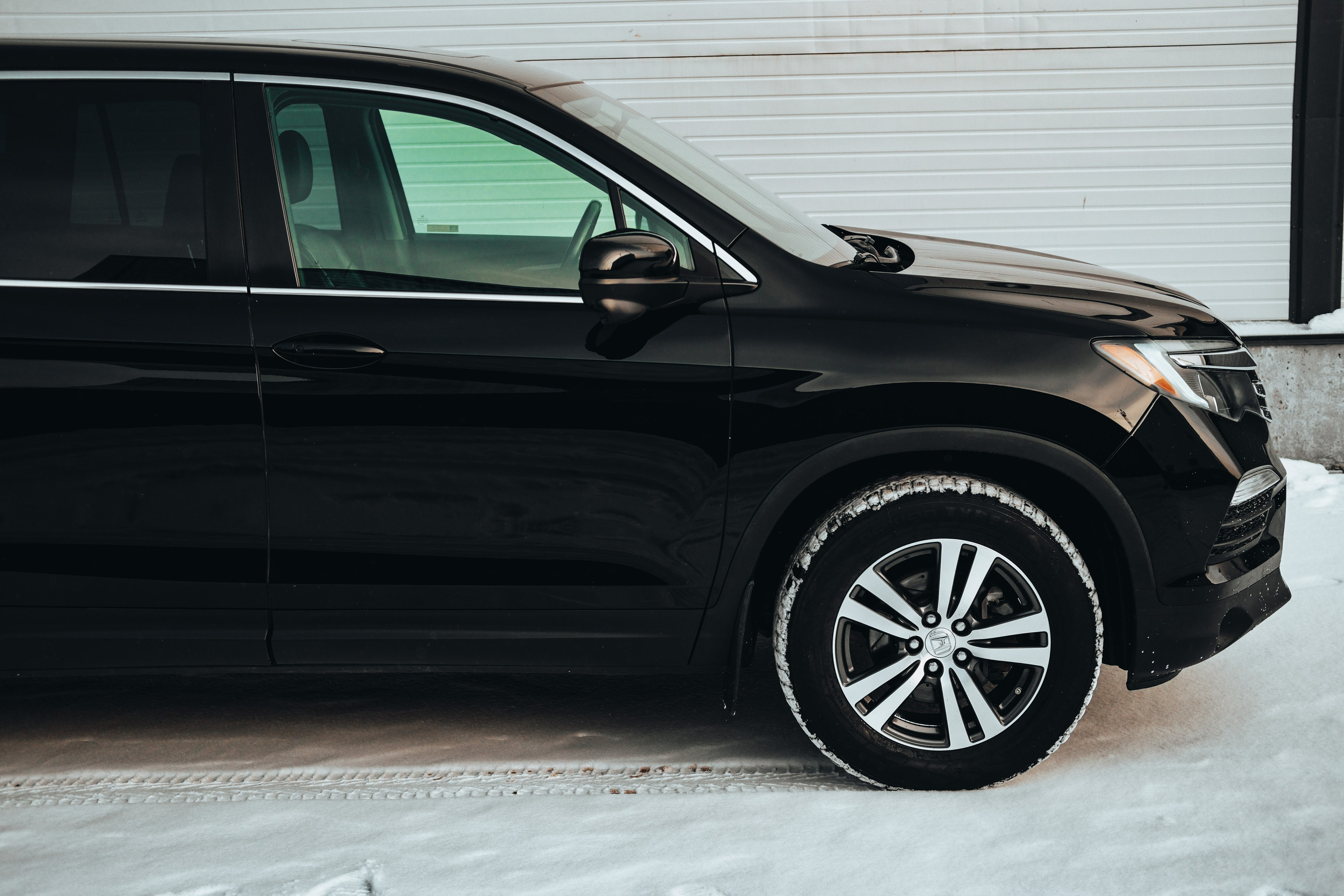 Профессиональная фотосессия Honda Pilot в Новосибирске. Автомобильный фотограф Чанчин Владимир: детальные снимки кузова, интерьера и динамики