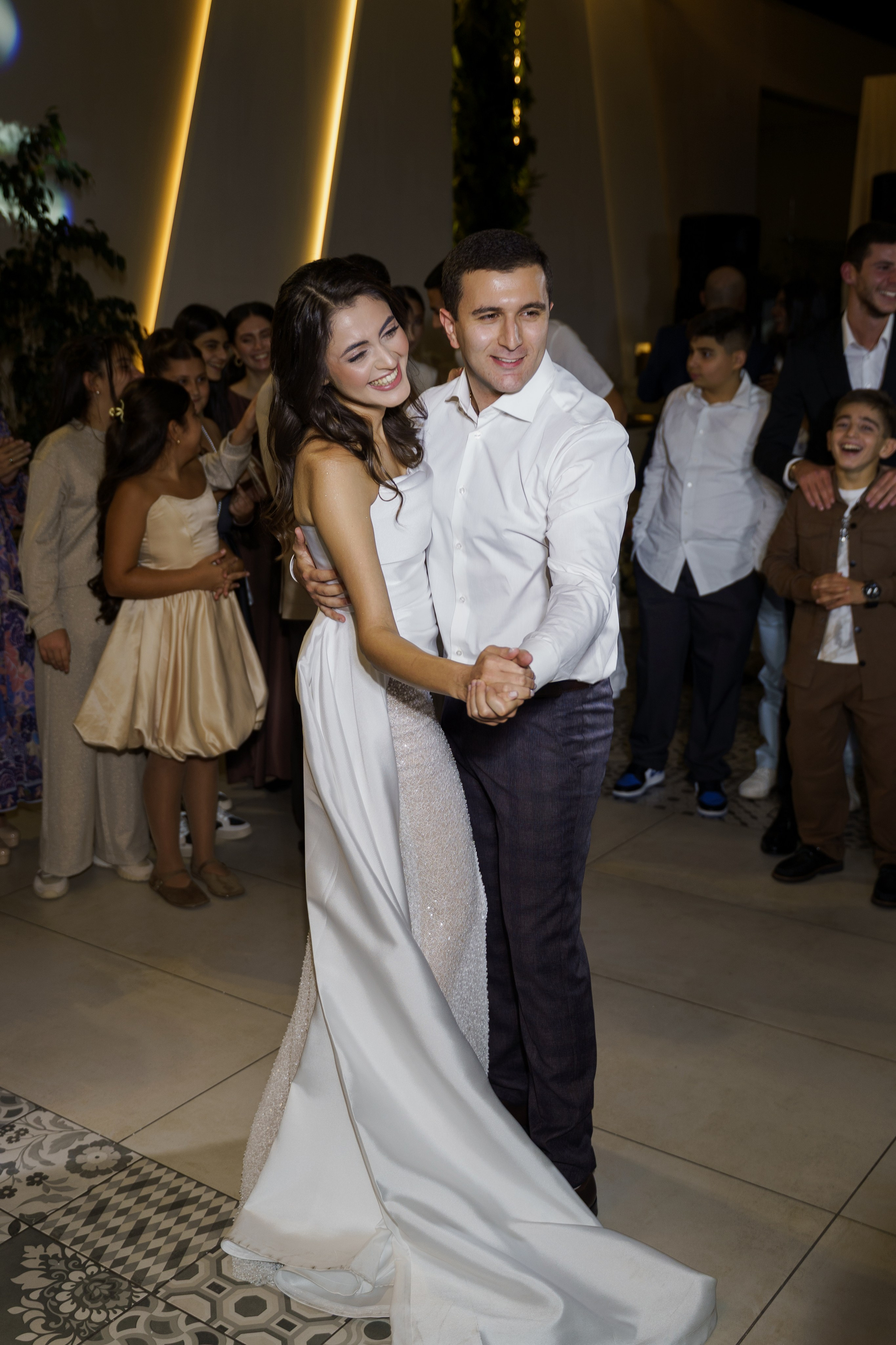 Красивое обручение на берегу чёрного моря в Лермонтово от ТВИНС СТУДИО. ТВИНС СТУДИО — лучшие свадебные фотографы и видеографы в Краснодаре