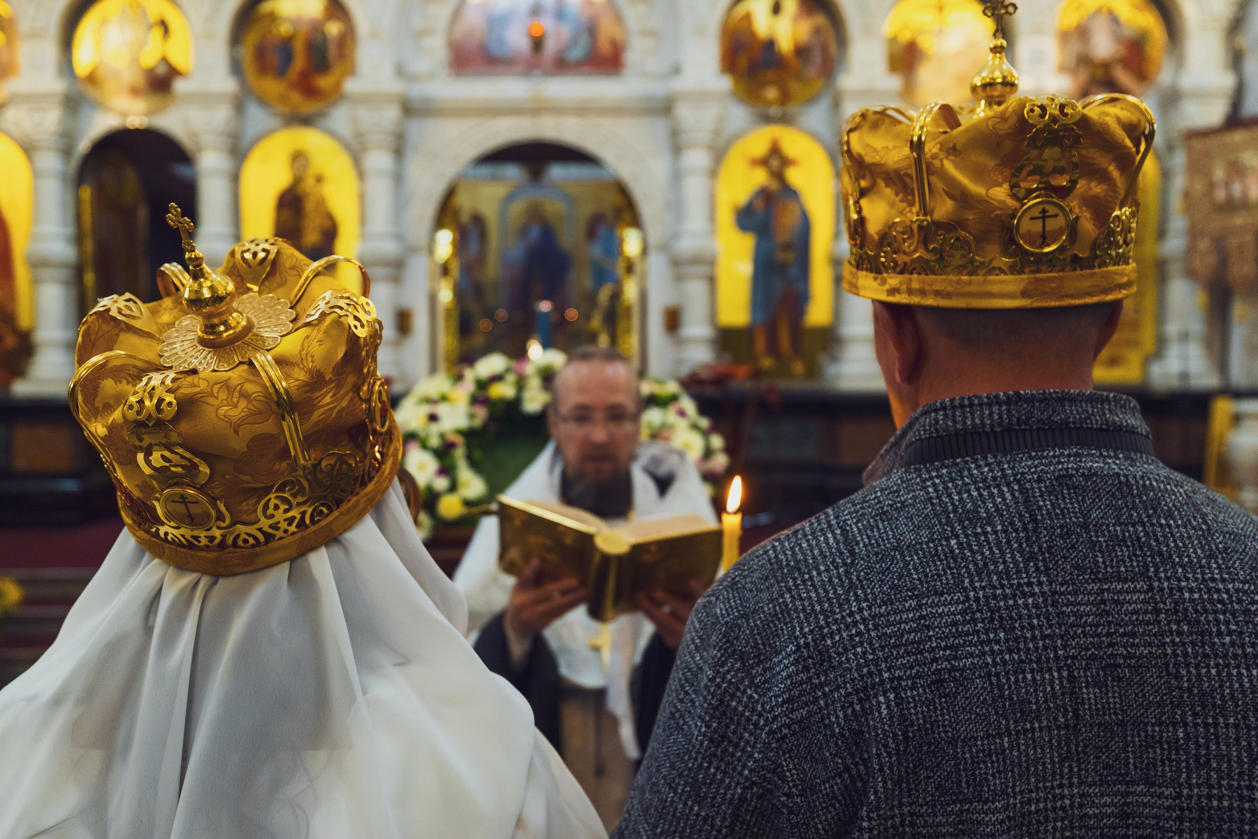 Венцы на головах супругов, священник читает Евангелие, иконостас в глубину — Екатеринбург, Илья Антропов