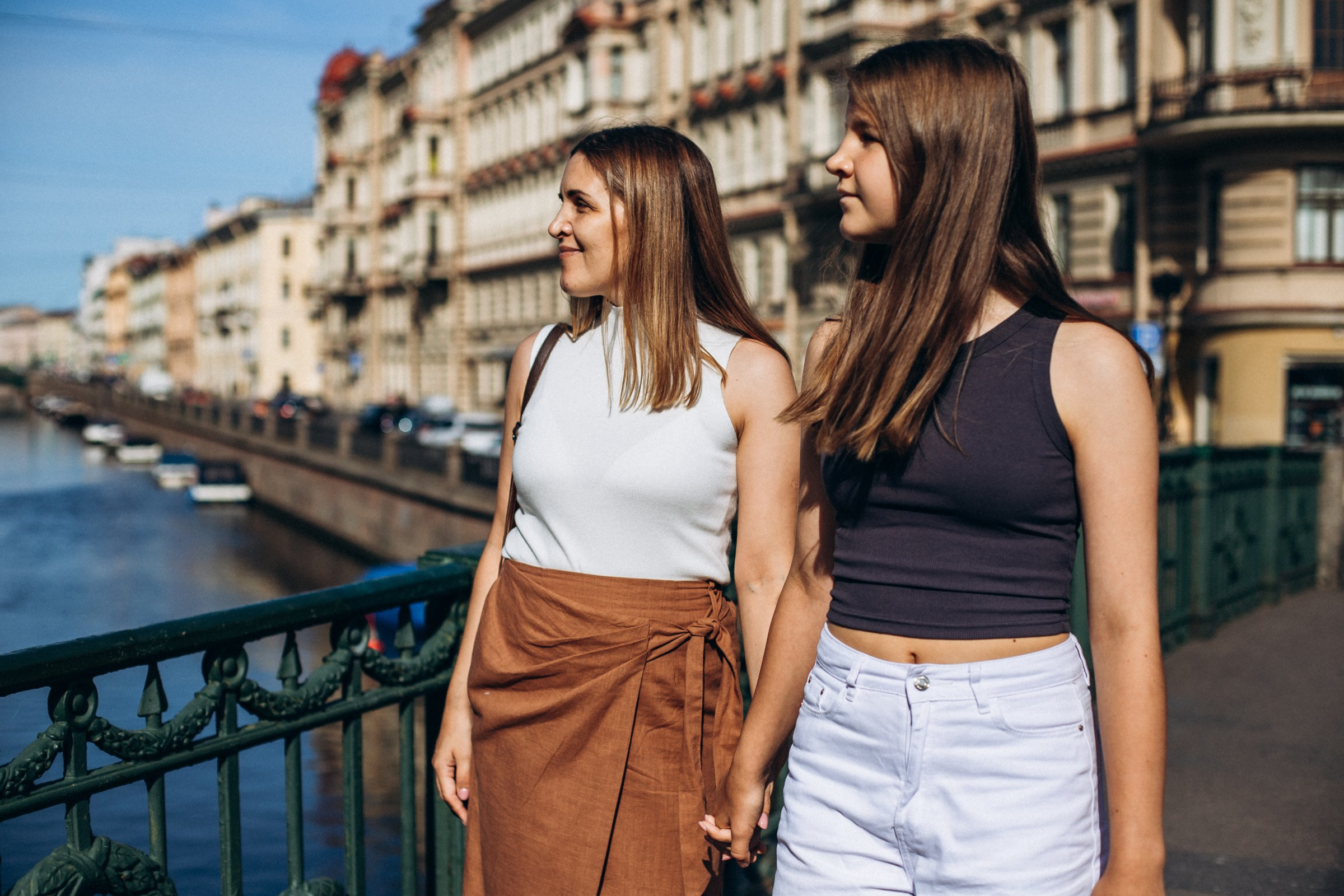 Александра с дочей в августе. Фотопрогулка в Петербурге. Индивидуальный и семейный фотограф в Санкт-Петербурге