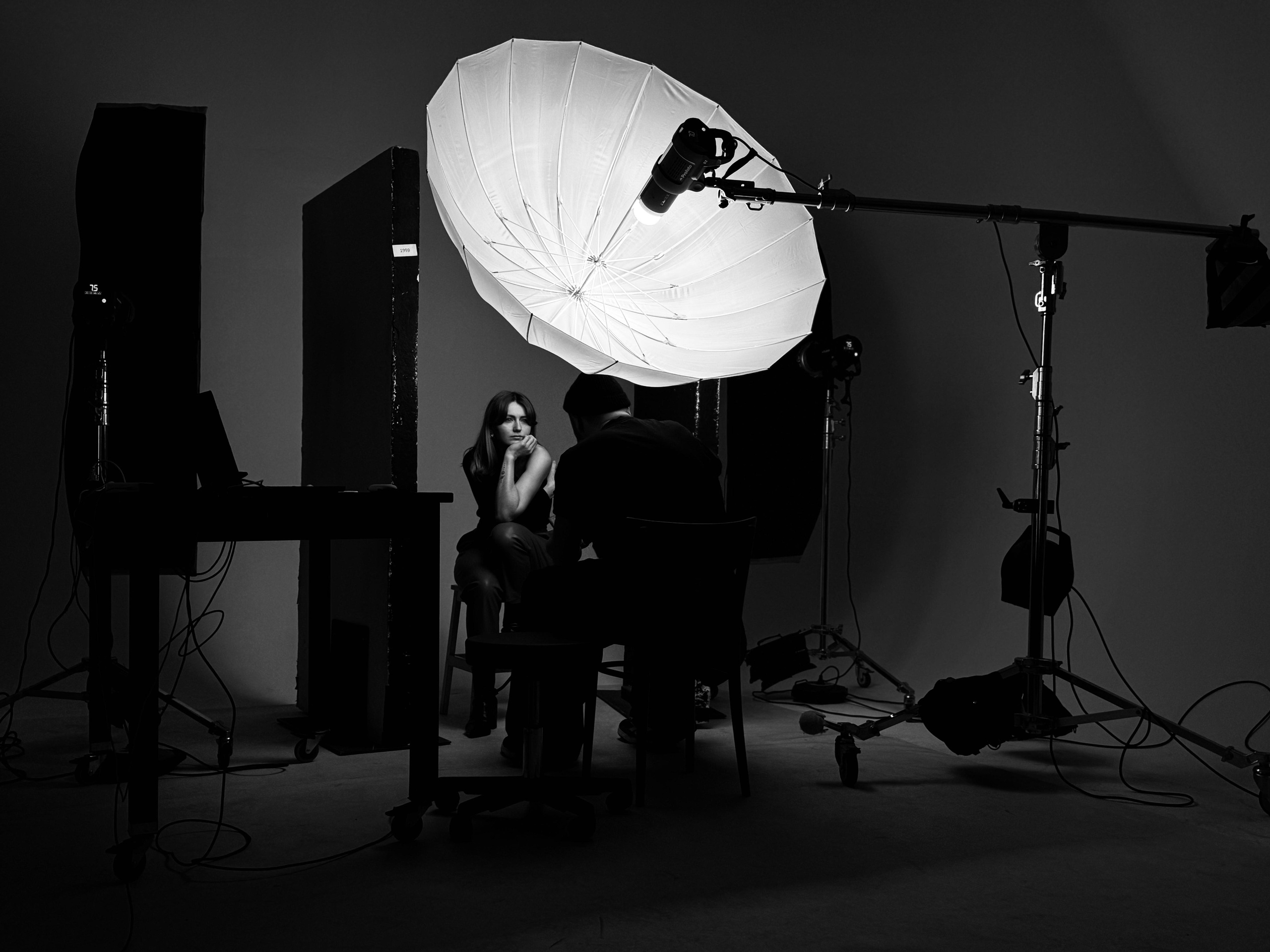 Подготовка света на съёмке — закулисный кадр