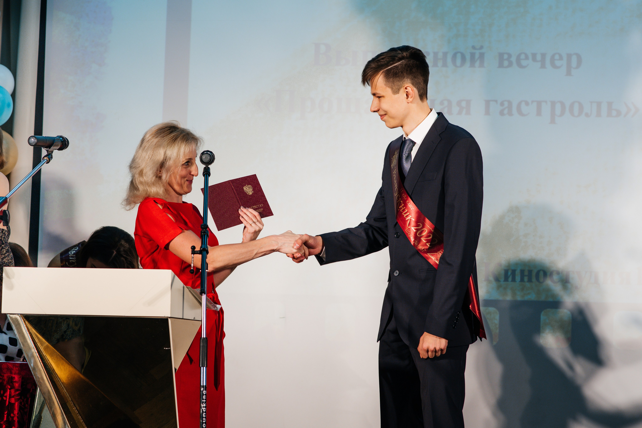Вручение аттестатов. Выпускные альбомы в Подольске Москве и МО