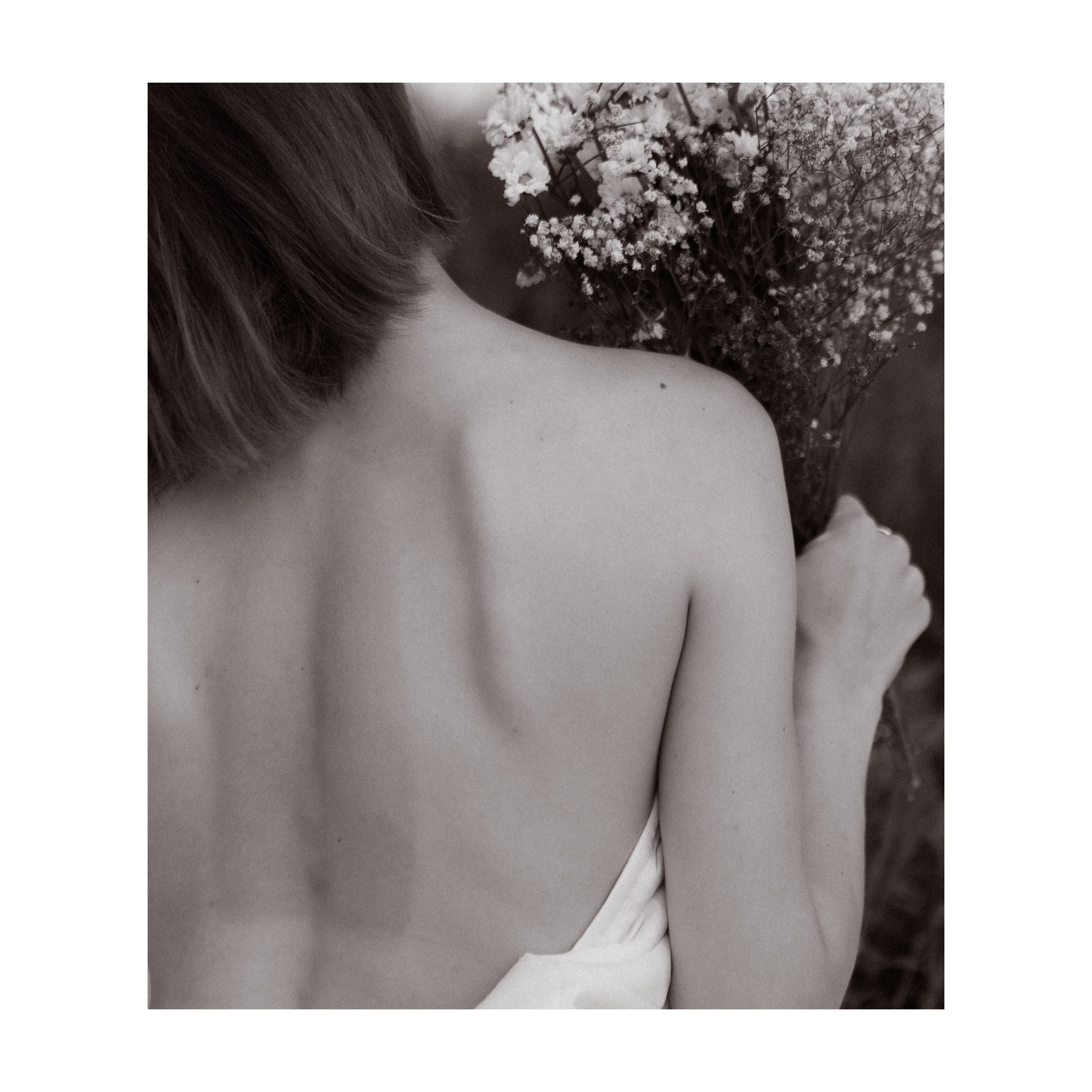 Летняя фотосессия в поле. Девушка в поле в кровати