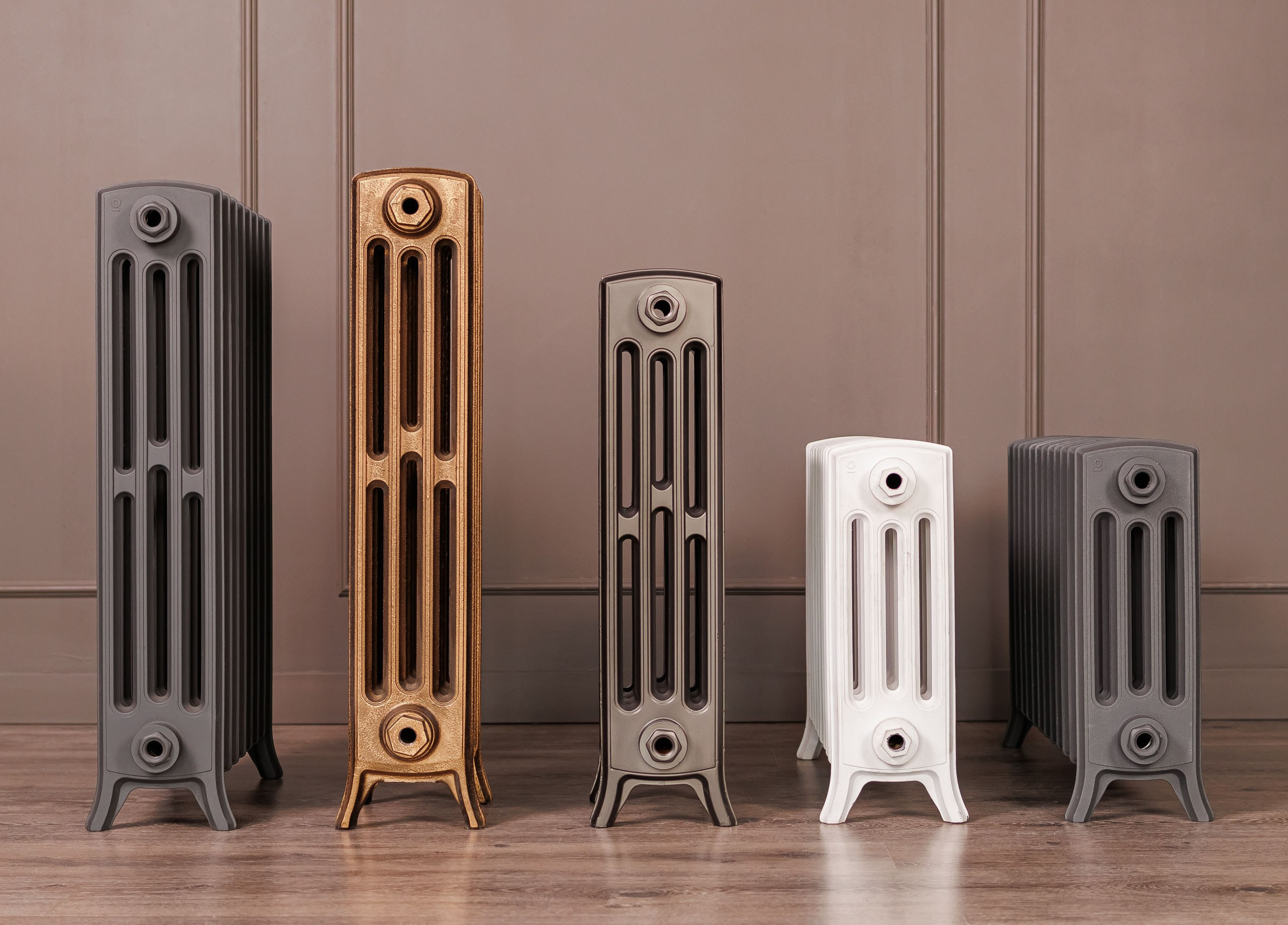 Предметные фотографии дизайнерских радиаторов отопления в стиле ретро