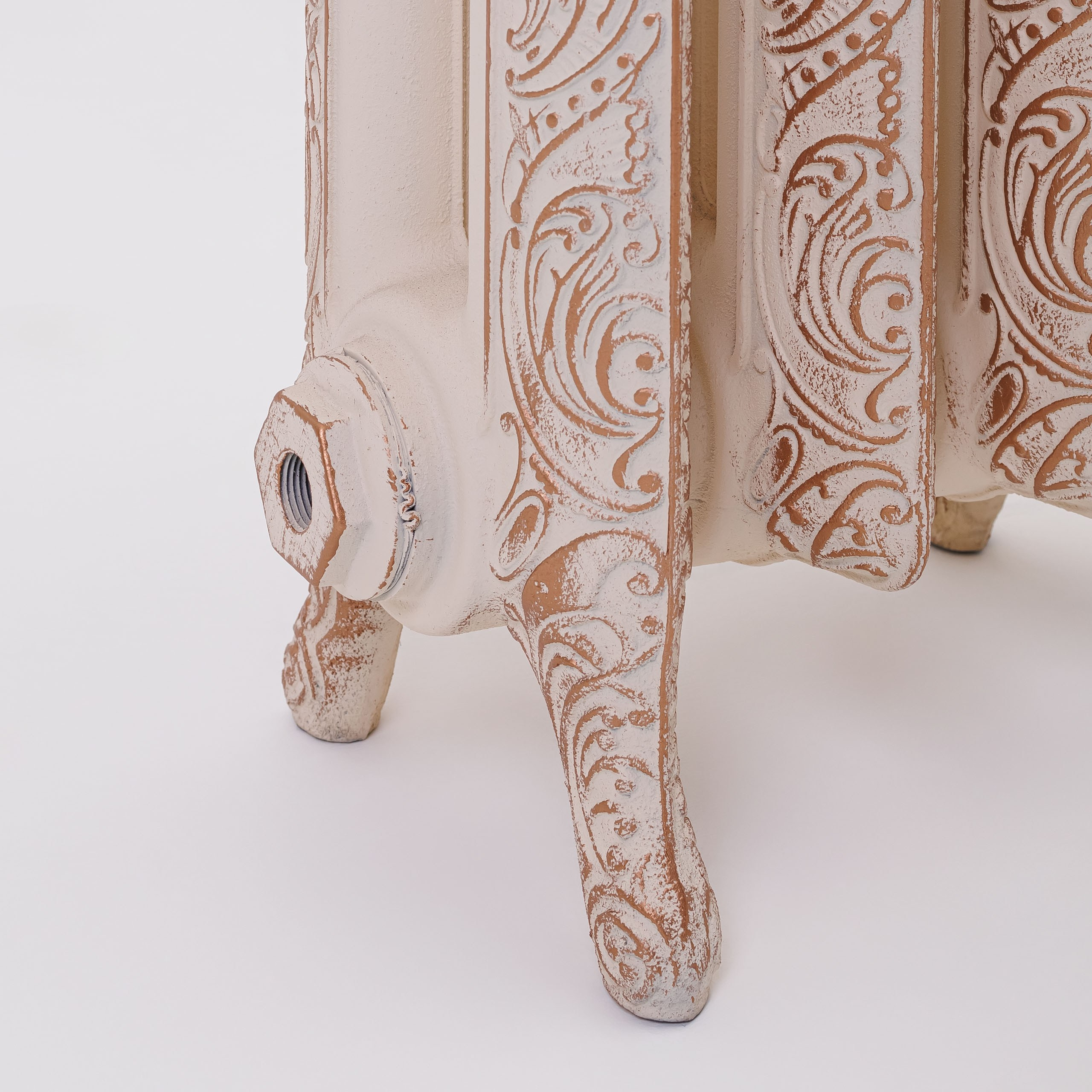 Предметные фотографии дизайнерских радиаторов отопления в стиле ретро